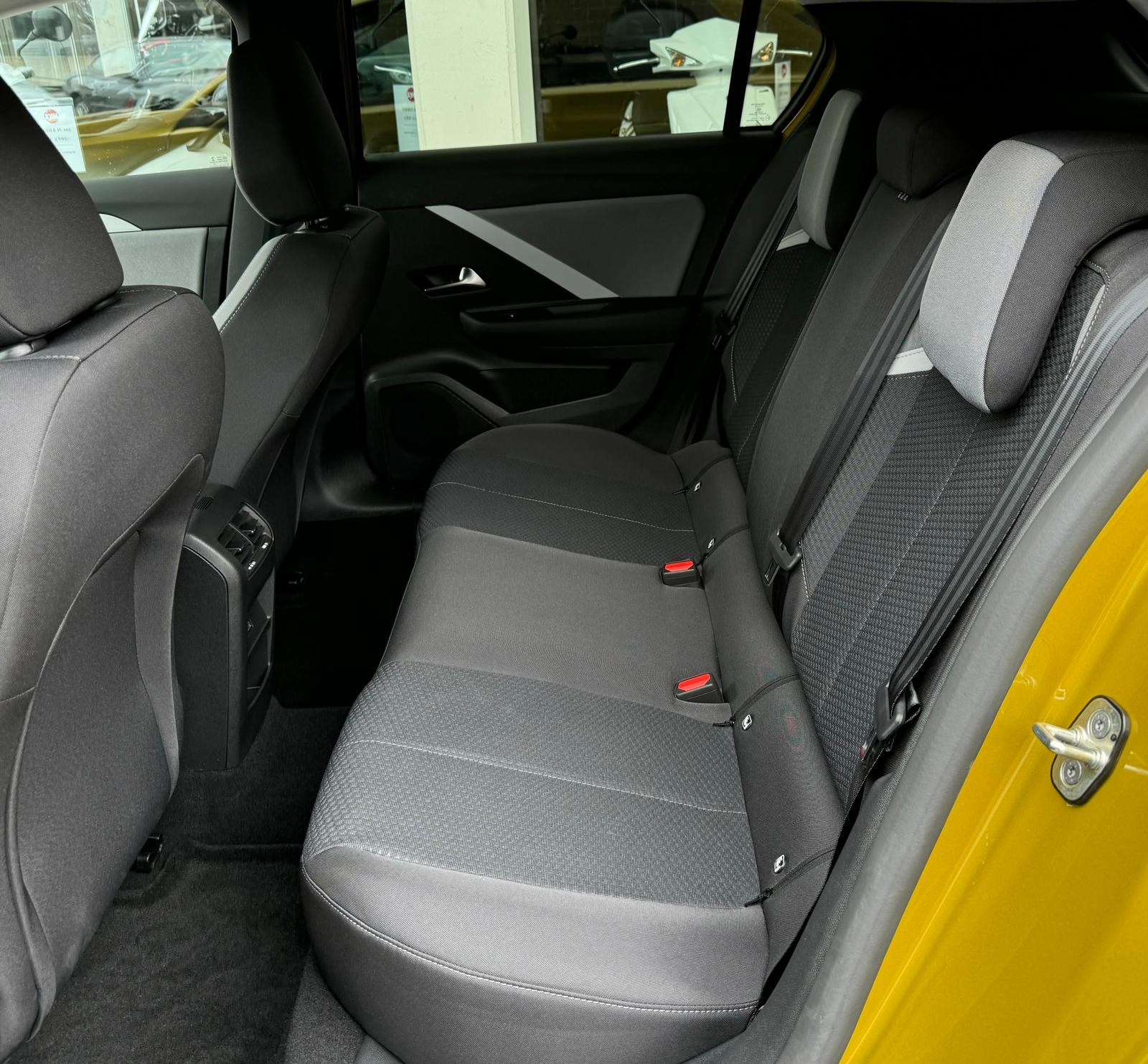 OPEL Astra 1.2i Turbo Automat-image-8
