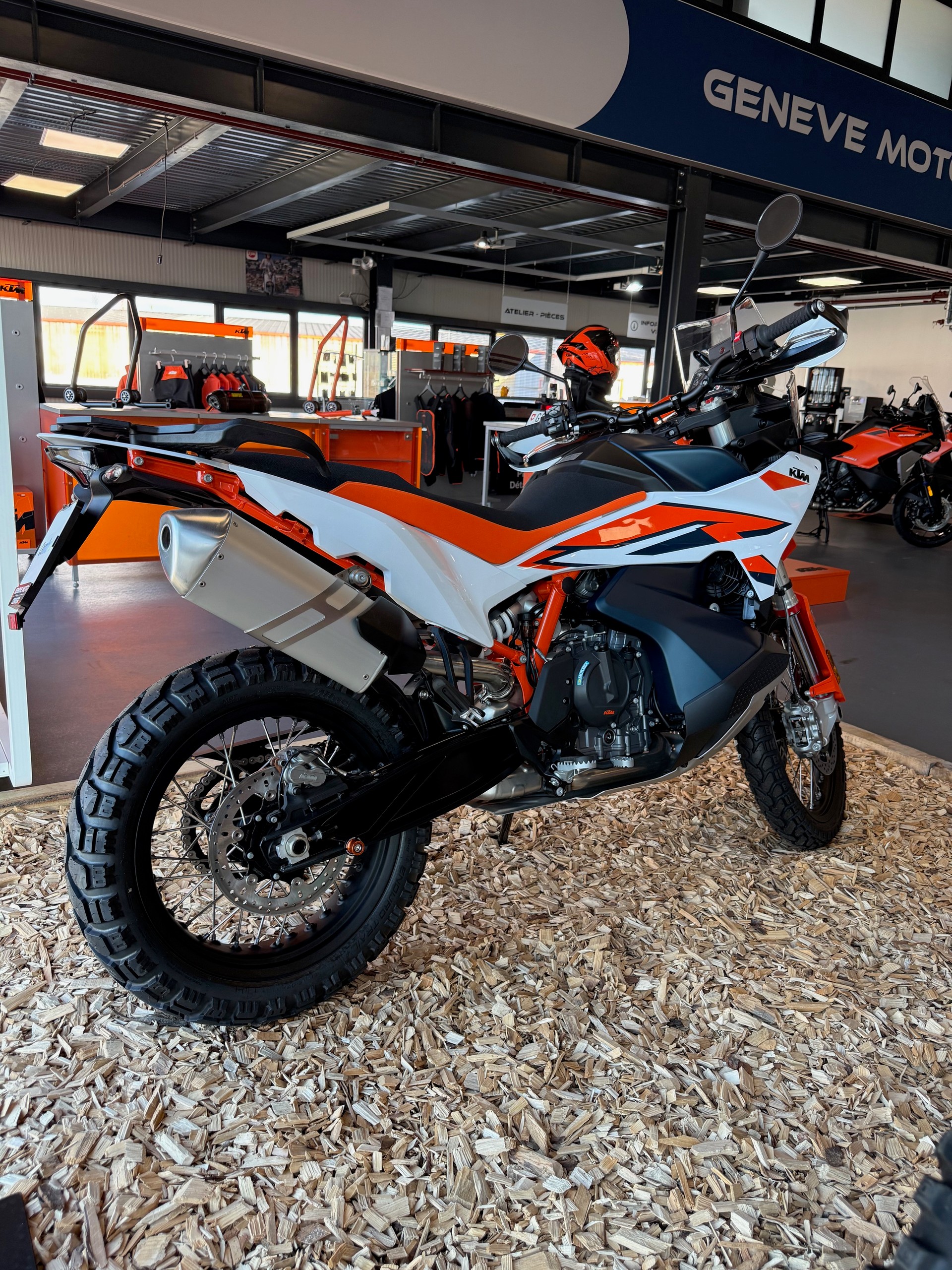 KTM 890 Adventure R 2025-showroom-element-1