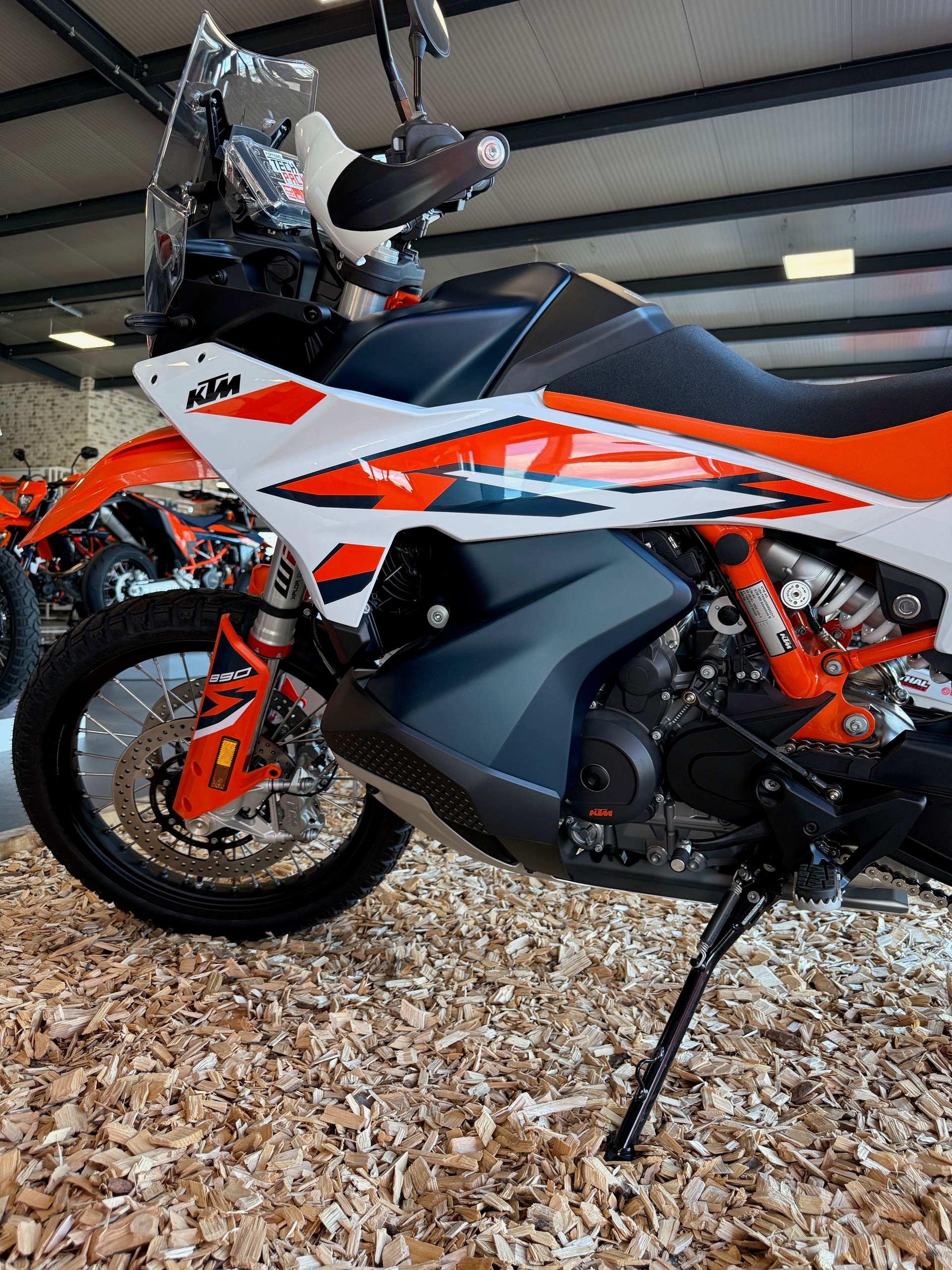 KTM 890 Adventure R 2025-showroom-element-3