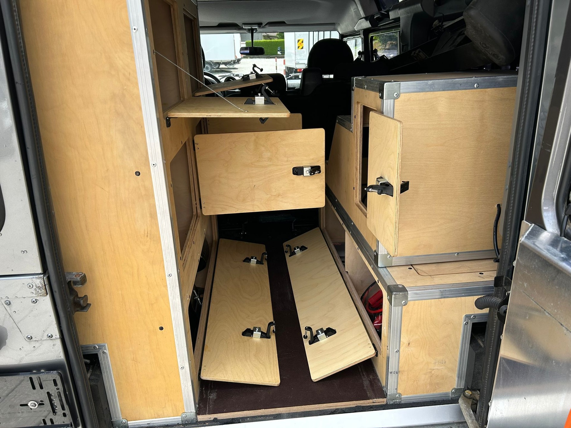 LAND ROVER Defender 110 SW 2.4Tdc-image-14