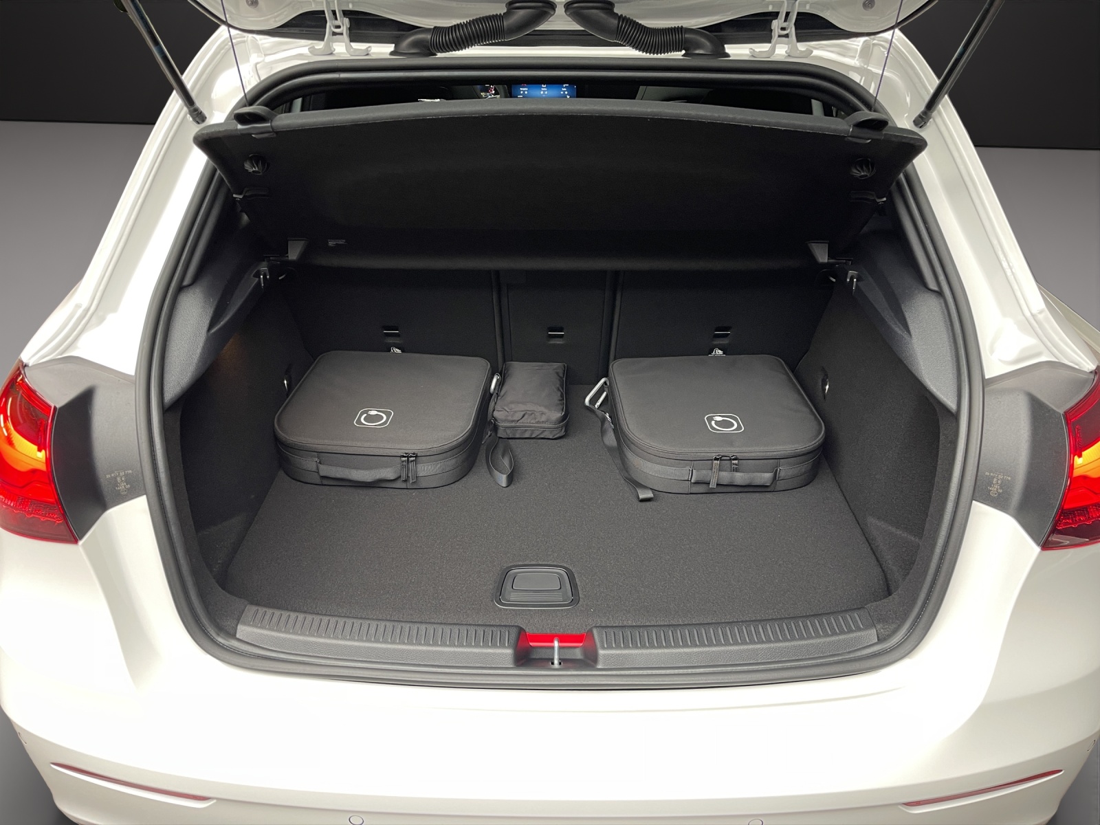 MERCEDES-BENZ A 250 e EQ Star 8G-DCT-image-5