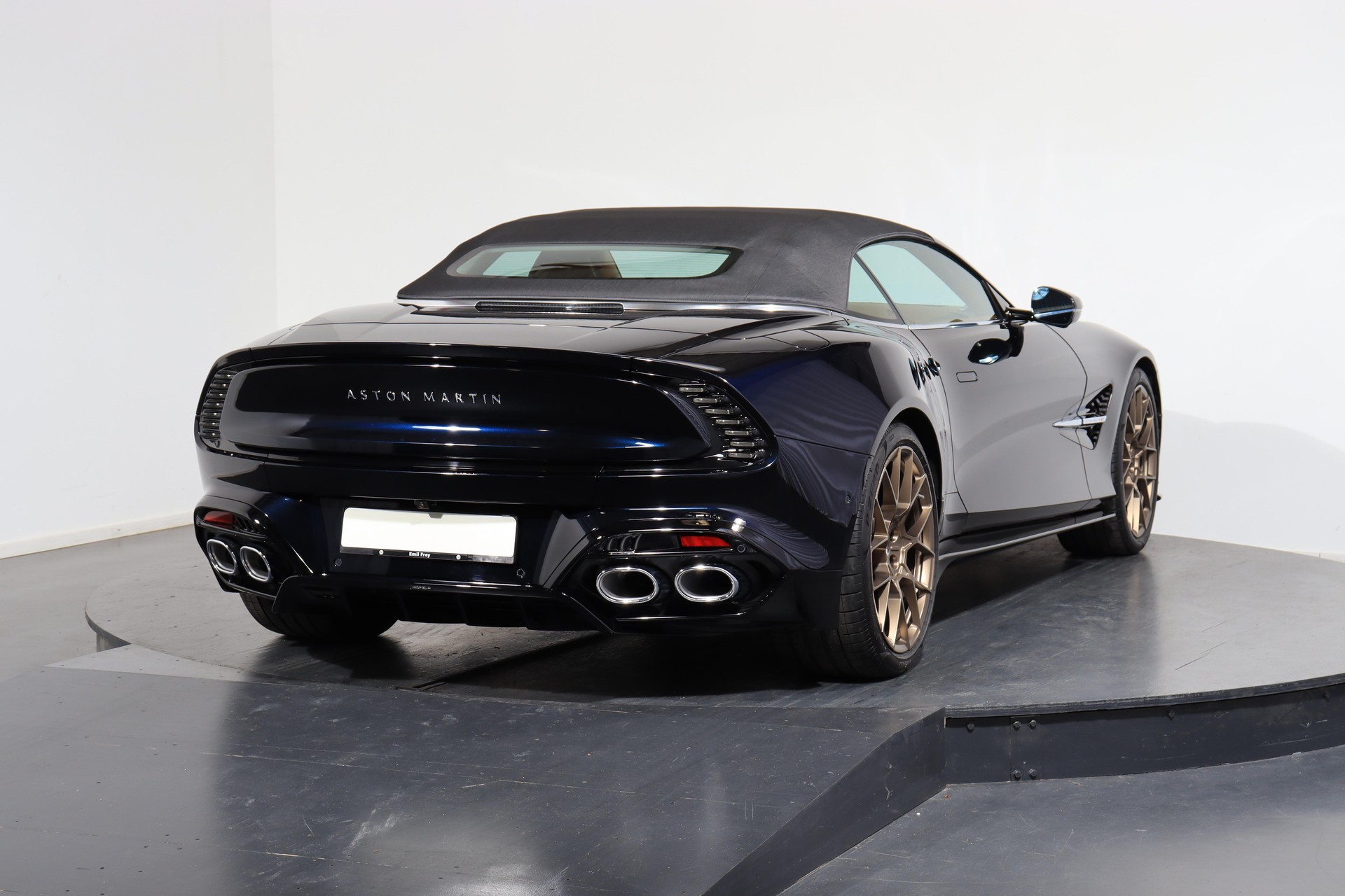 ASTON MARTIN Vanquish Volante 5.2 V12 Bi-Turbo-image-2