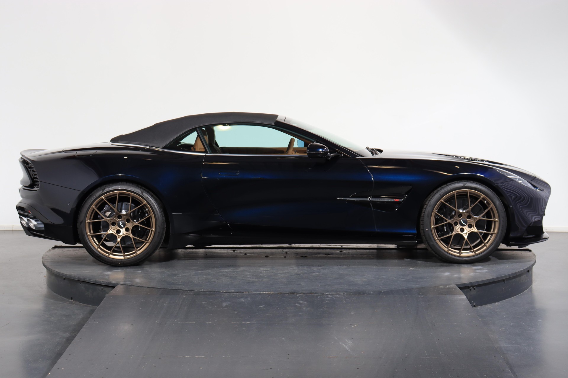 ASTON MARTIN Vanquish Volante 5.2 V12 Bi-Turbo-image-1