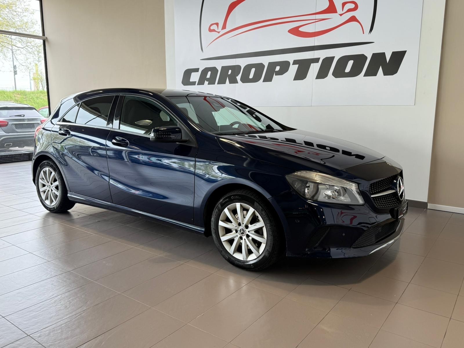 MERCEDES-BENZ A 180 Night Star 7G-DCT-showroom-element-1