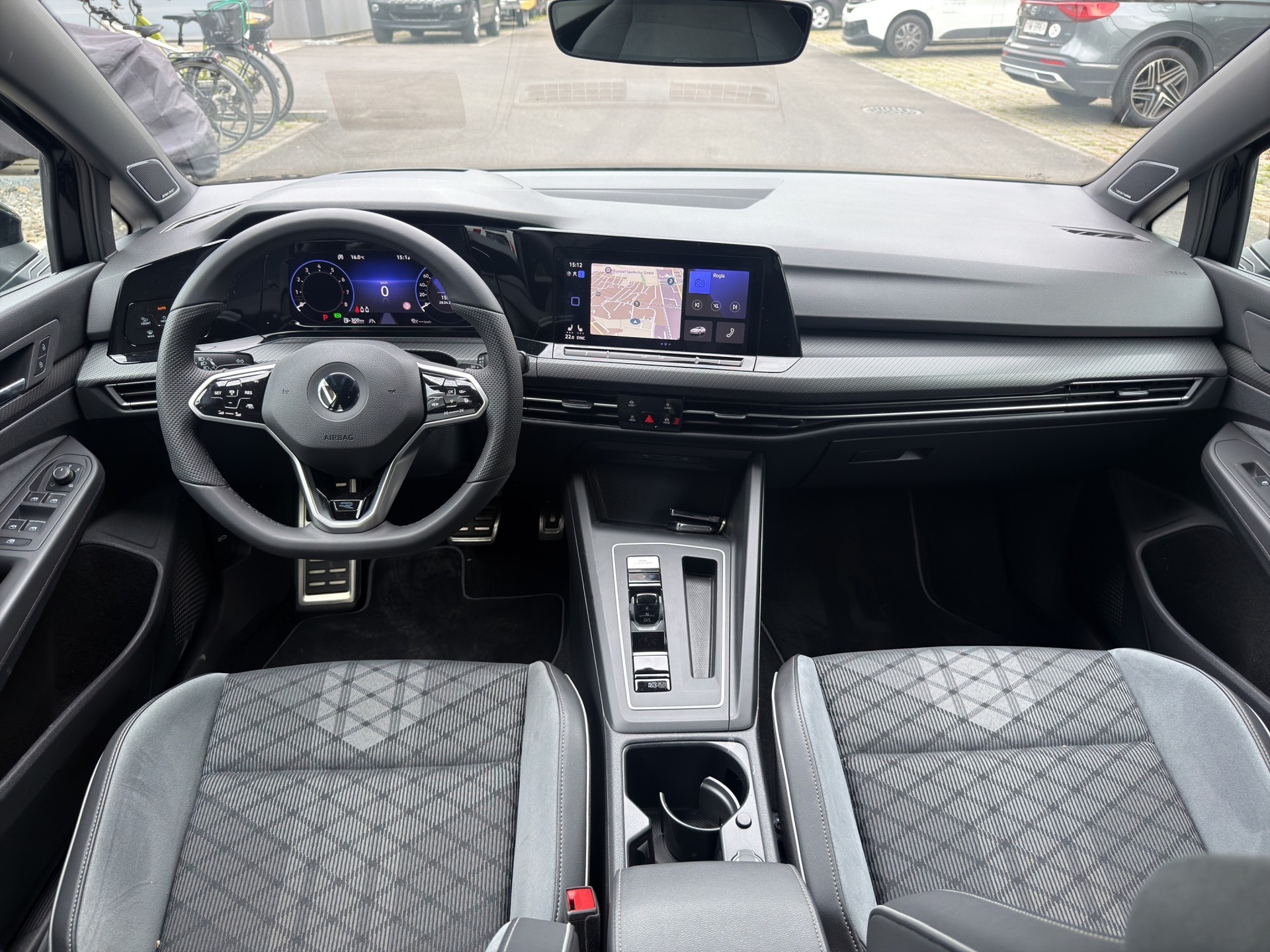VW Golf 1.5 eTSI mHEV ACT R-Line DSG-image-11