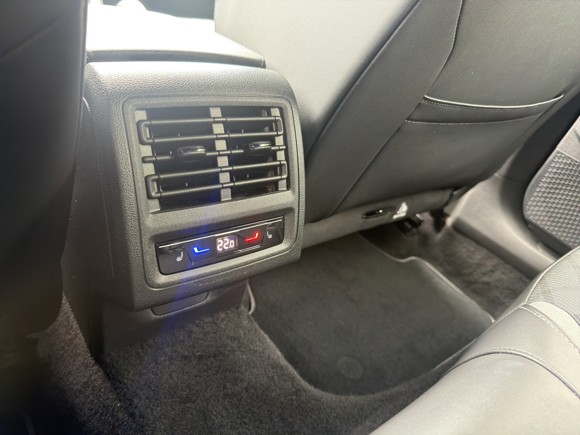 VW Golf 1.5 eTSI mHEV ACT R-Line DSG-image-13