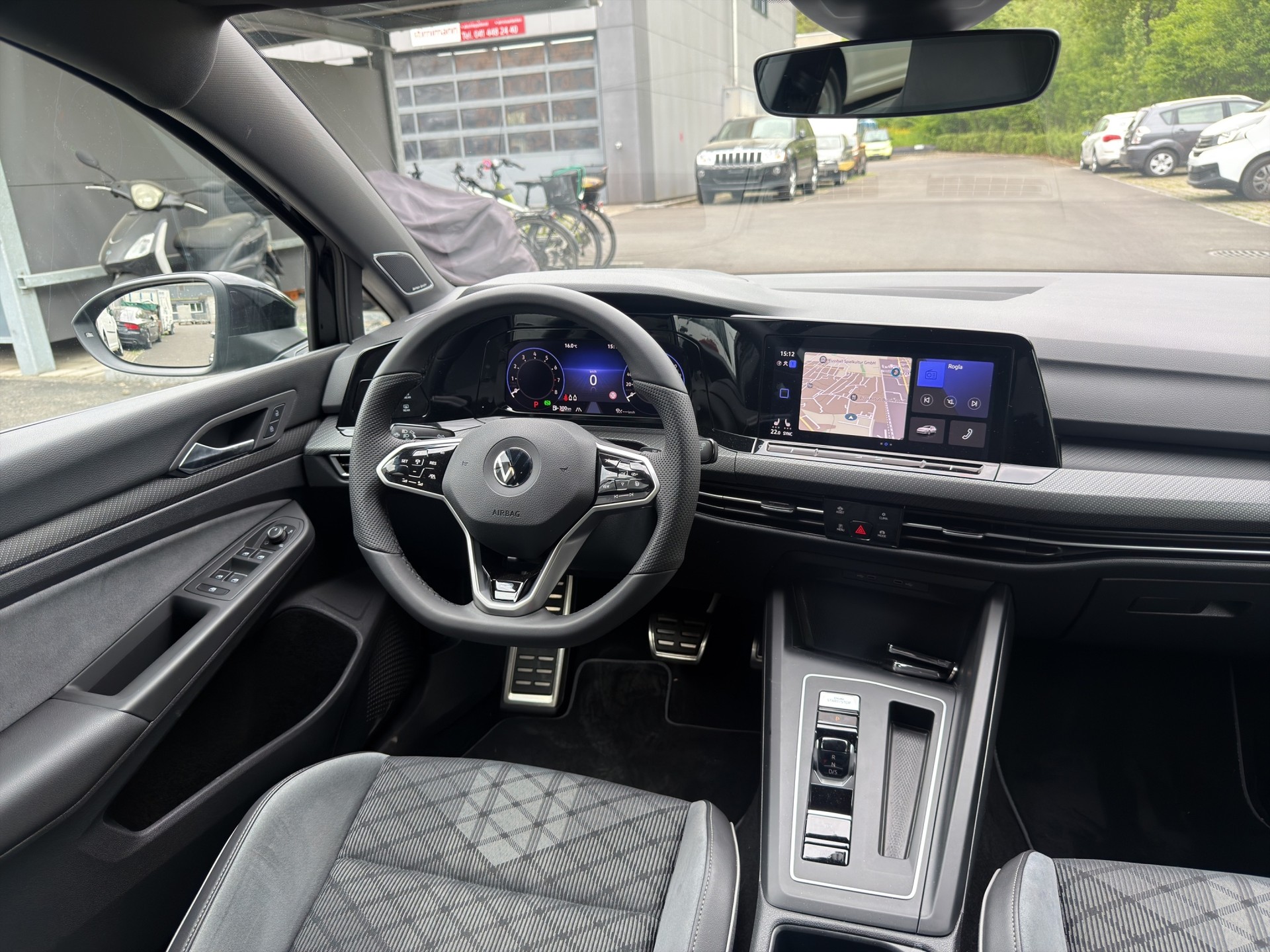 VW Golf 1.5 eTSI mHEV ACT R-Line DSG-image-12