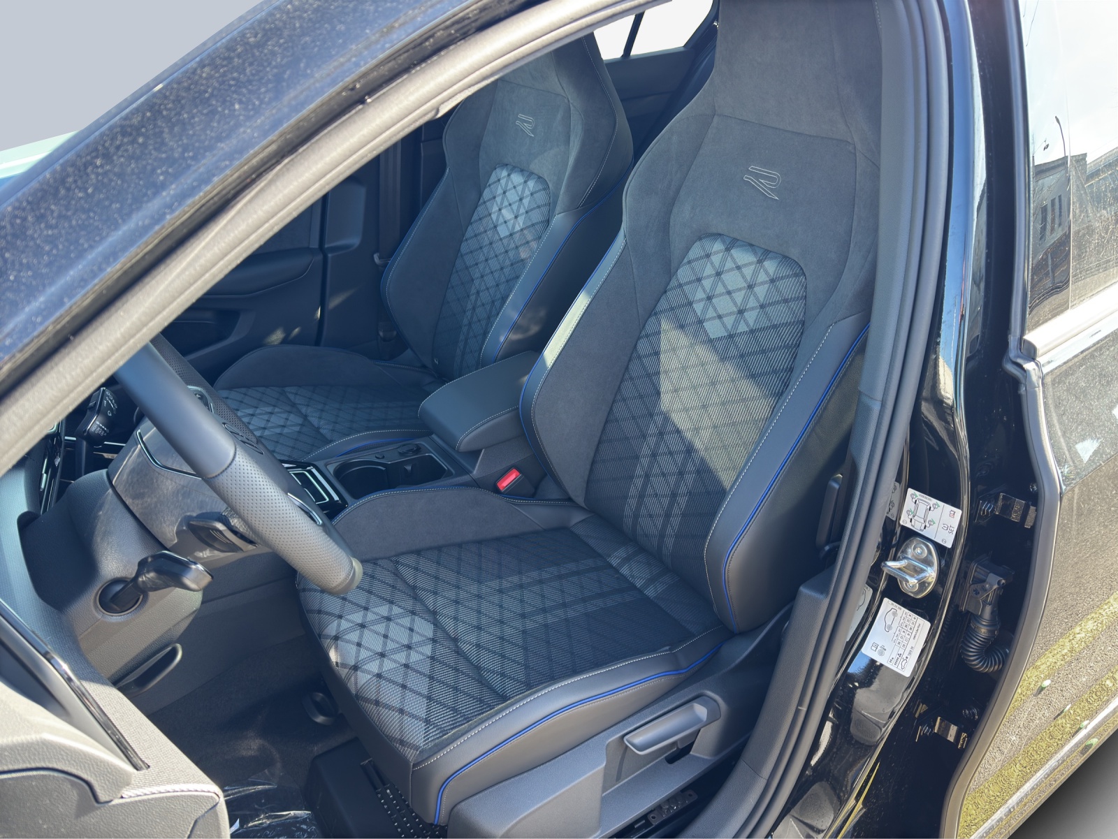 VW Golf 1.5 e TSI mHEV R-Line DSG-image-14