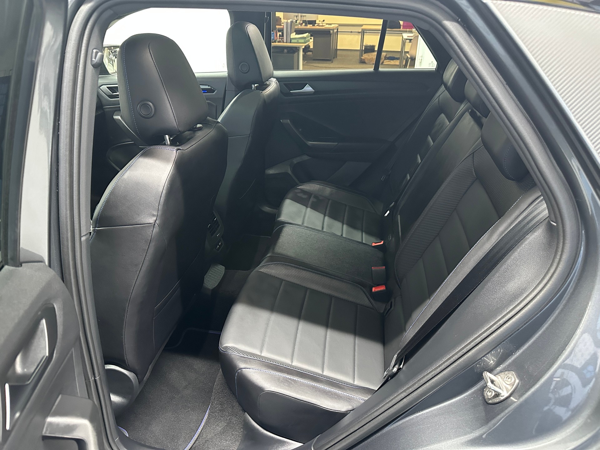 VW T-Roc 2.0 TSI R DSG 4Motion-image-8