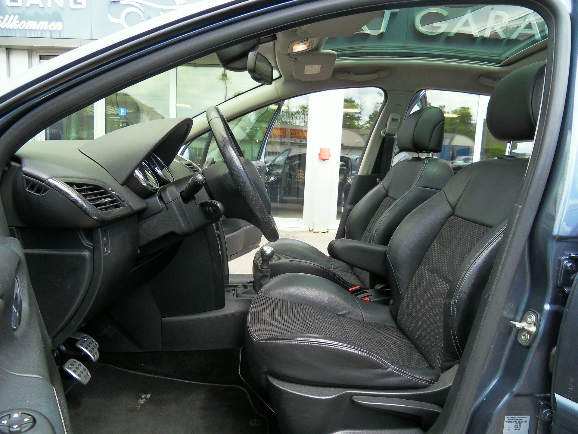 PEUGEOT 207 1.6 16V Turbo Sport-image-9
