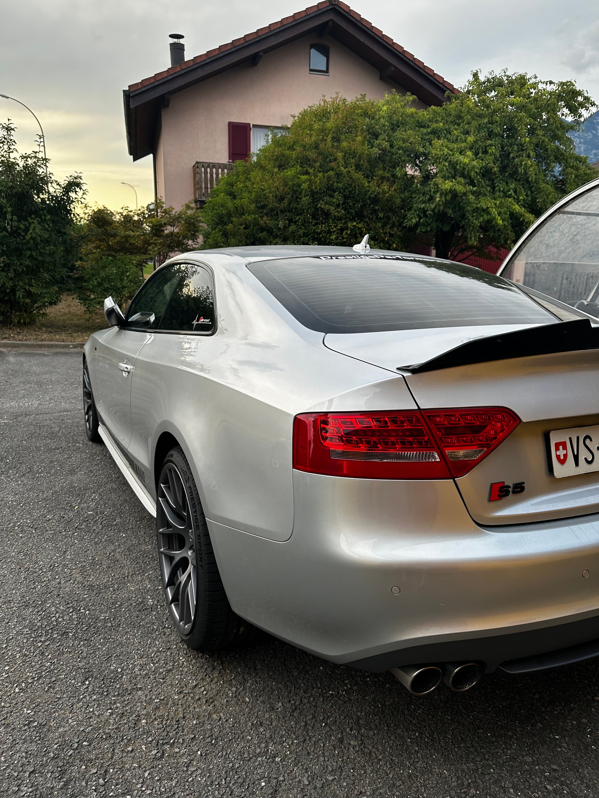 AUDI 4.2 V8 FSI quattro-image-2