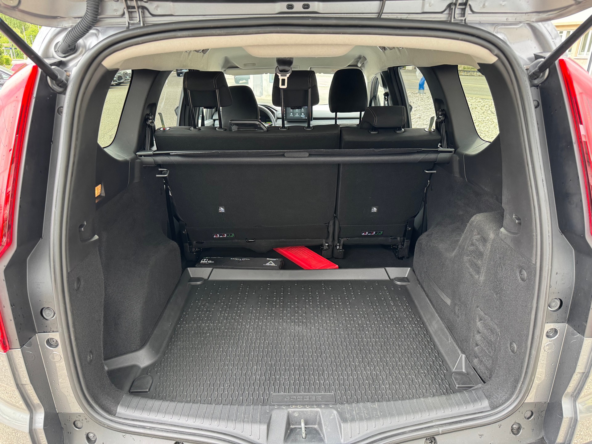 DACIA Jogger HEV 140 Extreme+-image-15