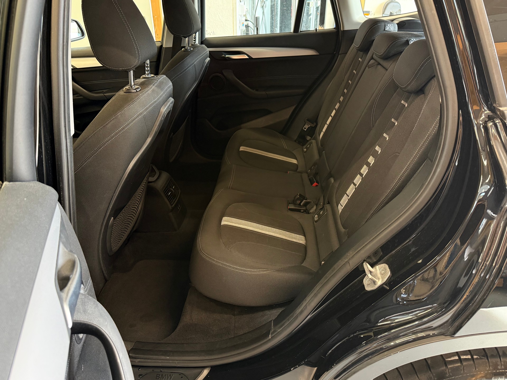 BMW X1 sDrive 18d Essential Edition Steptronic-image-12