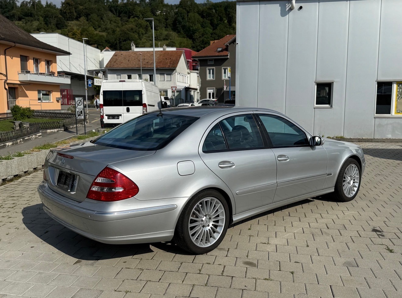 MERCEDES-BENZ E 500 Avantgarde 4Matic Automatic-image-4