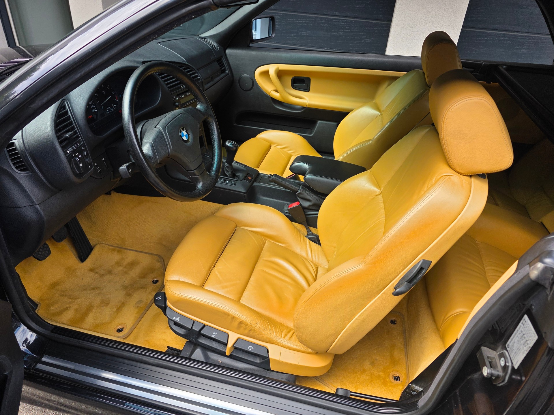 BMW 320i Cabrio M-Technik-image-6