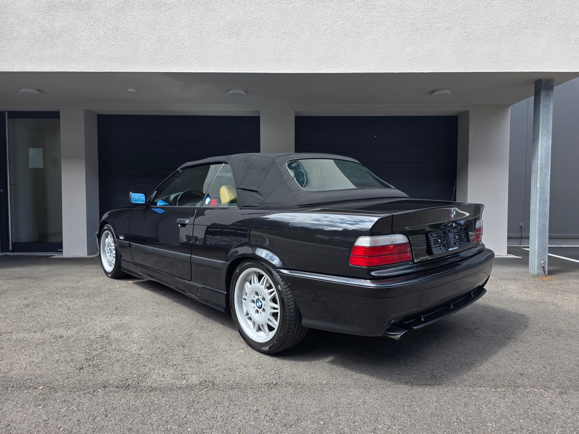 BMW 320i Cabrio M-Technik-image-3