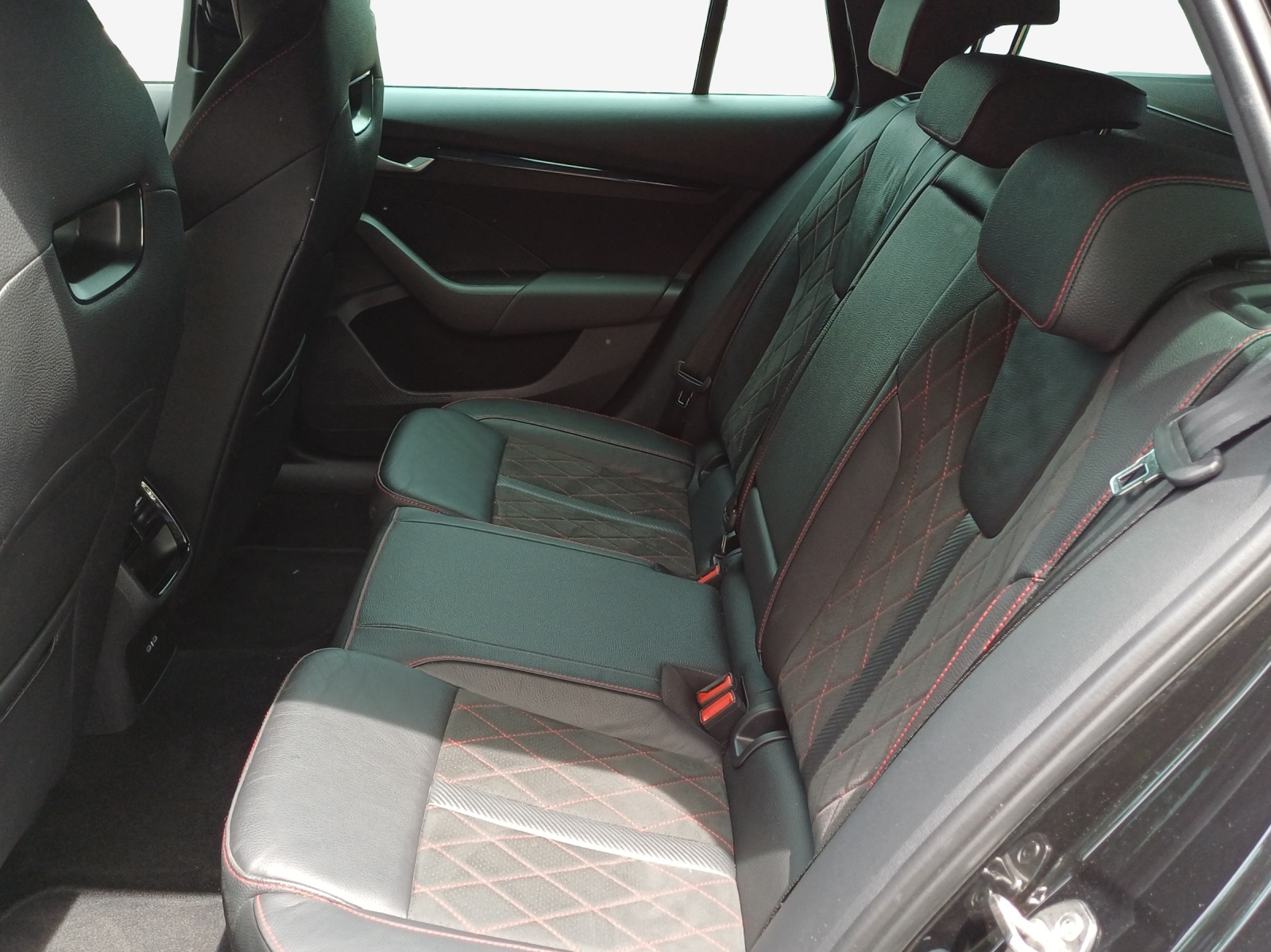 SKODA Octavia Combi 2.0 TSI DSG RS-image-11
