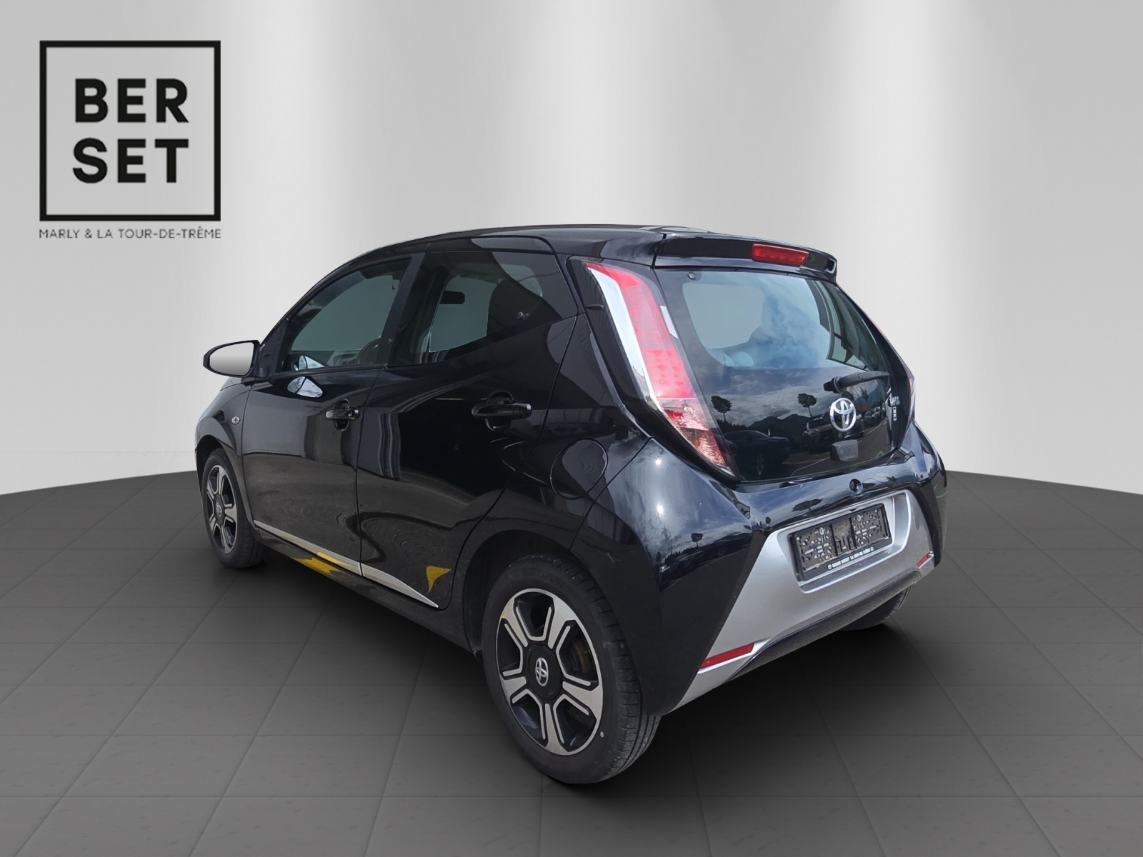 TOYOTA Aygo 1.2 VVT-i x-clusiv-image-2