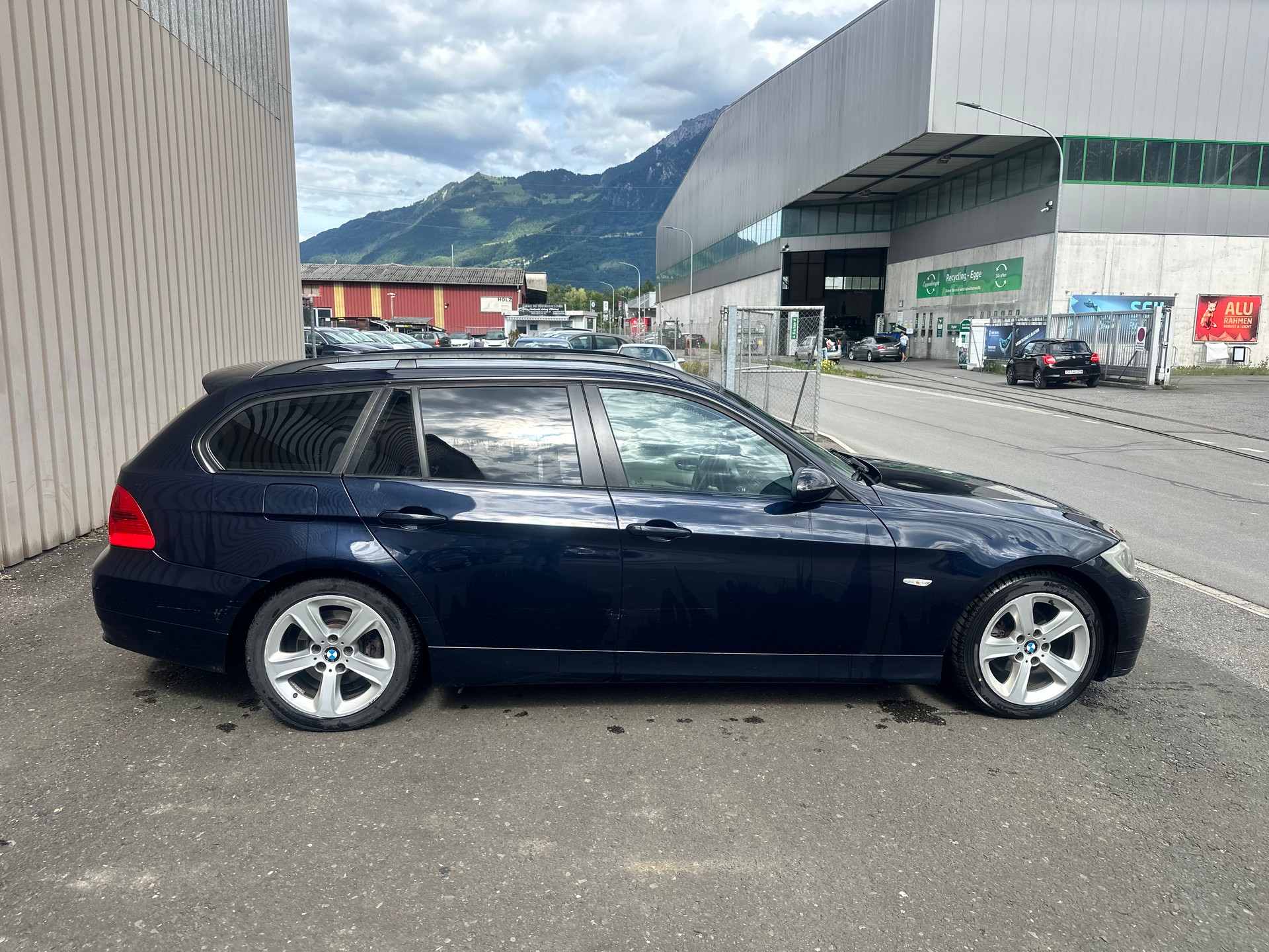 BMW 325i Touring-image-5