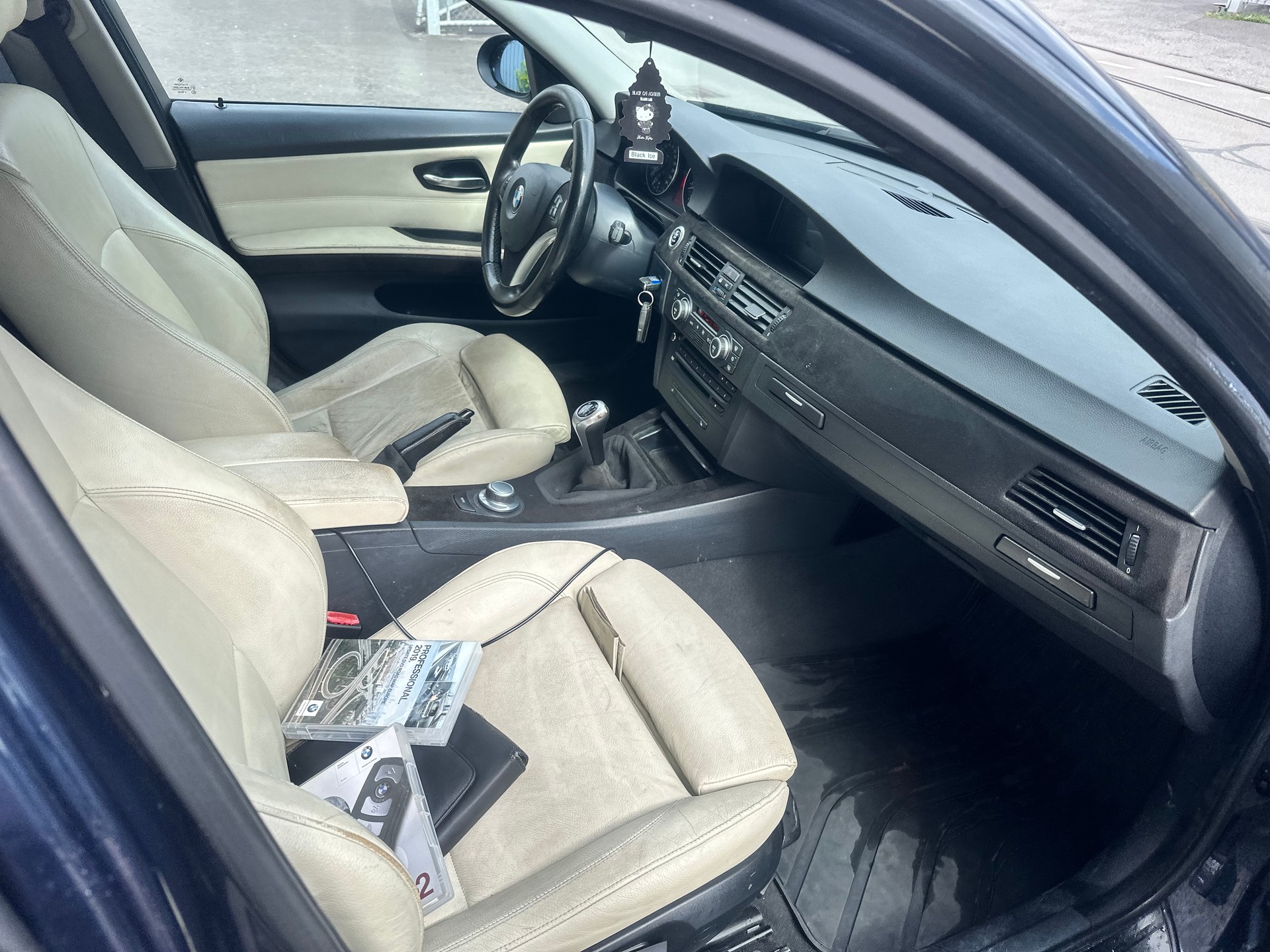 BMW 325i Touring-image-15