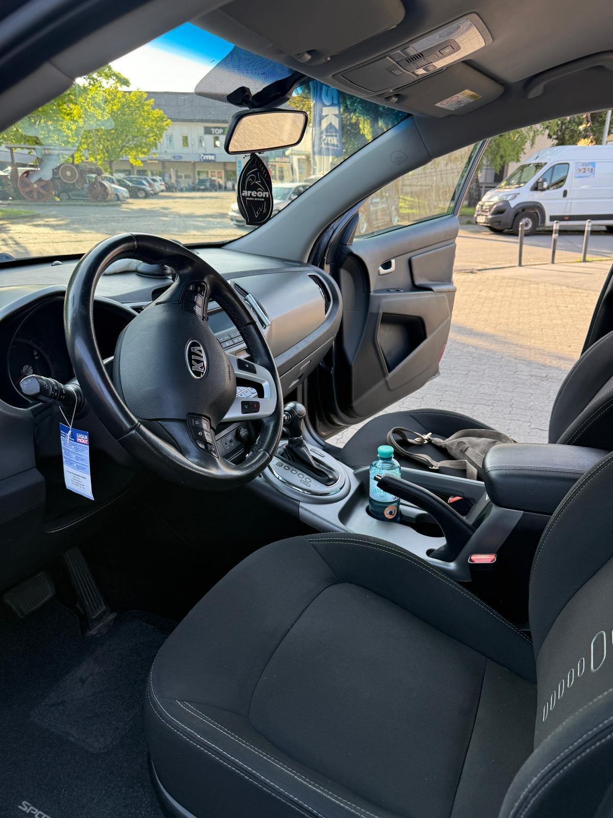 KIA Sportage 2.0 CRDi Style 4WD Automatic-image-12