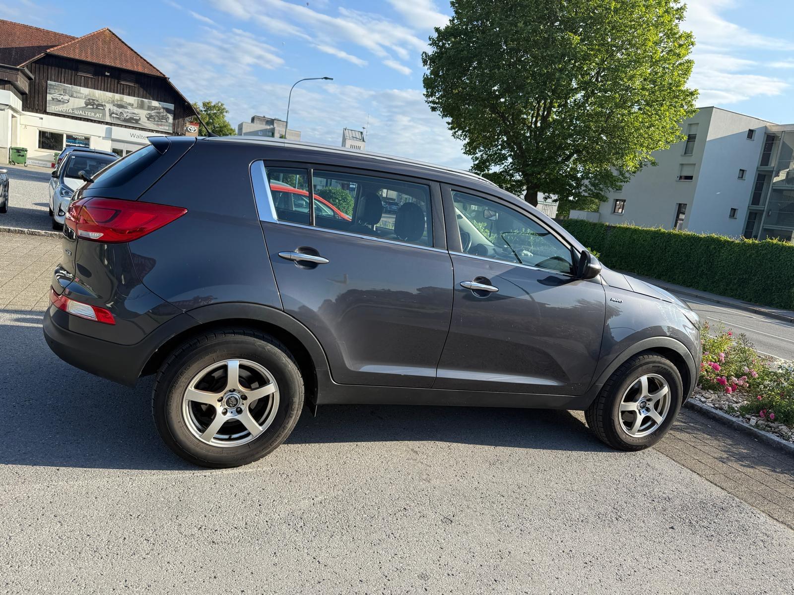 KIA Sportage 2.0 CRDi Style 4WD Automatic-image-9