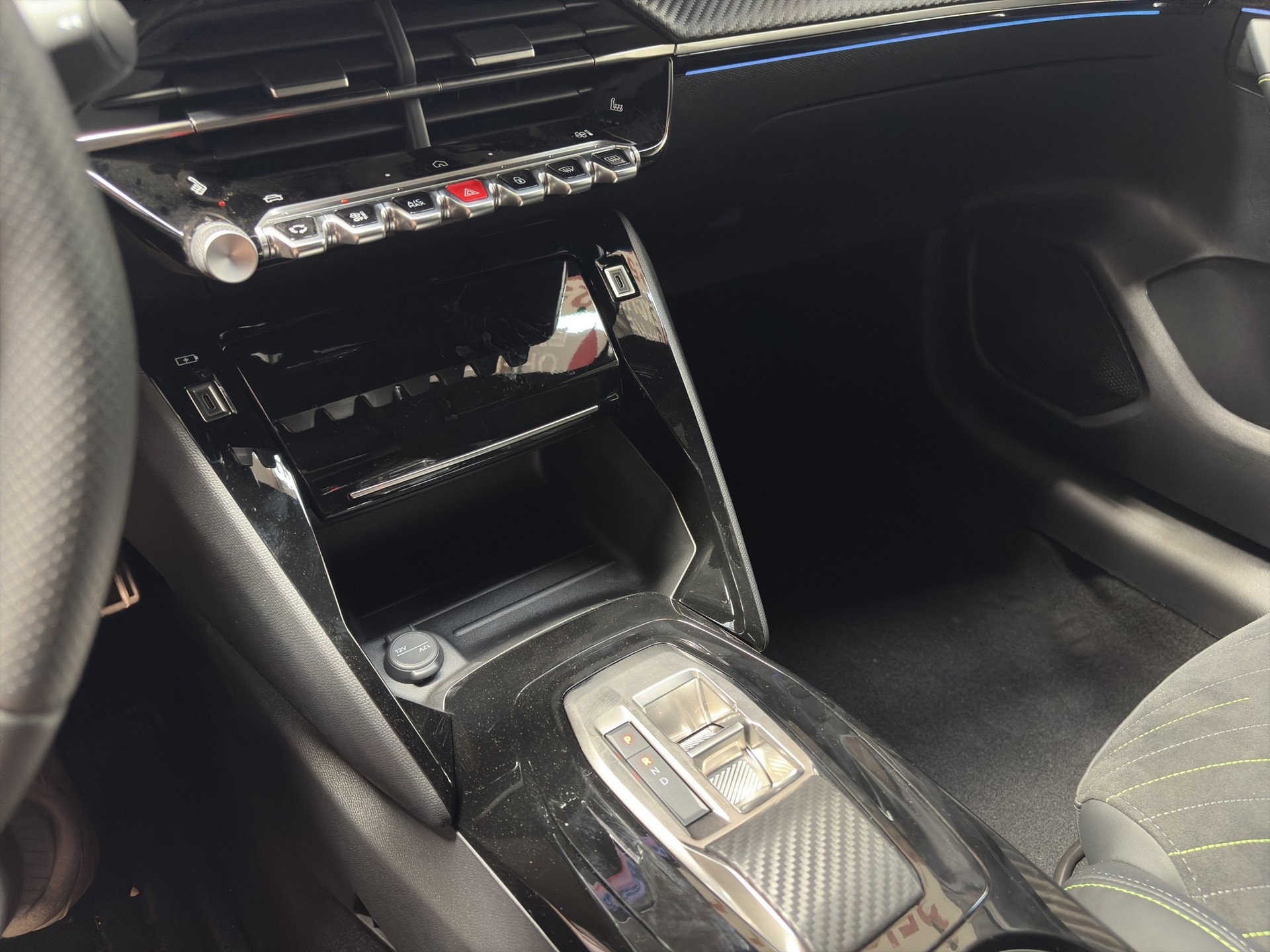 PEUGEOT 208 1.2 MHEV GT-image-9