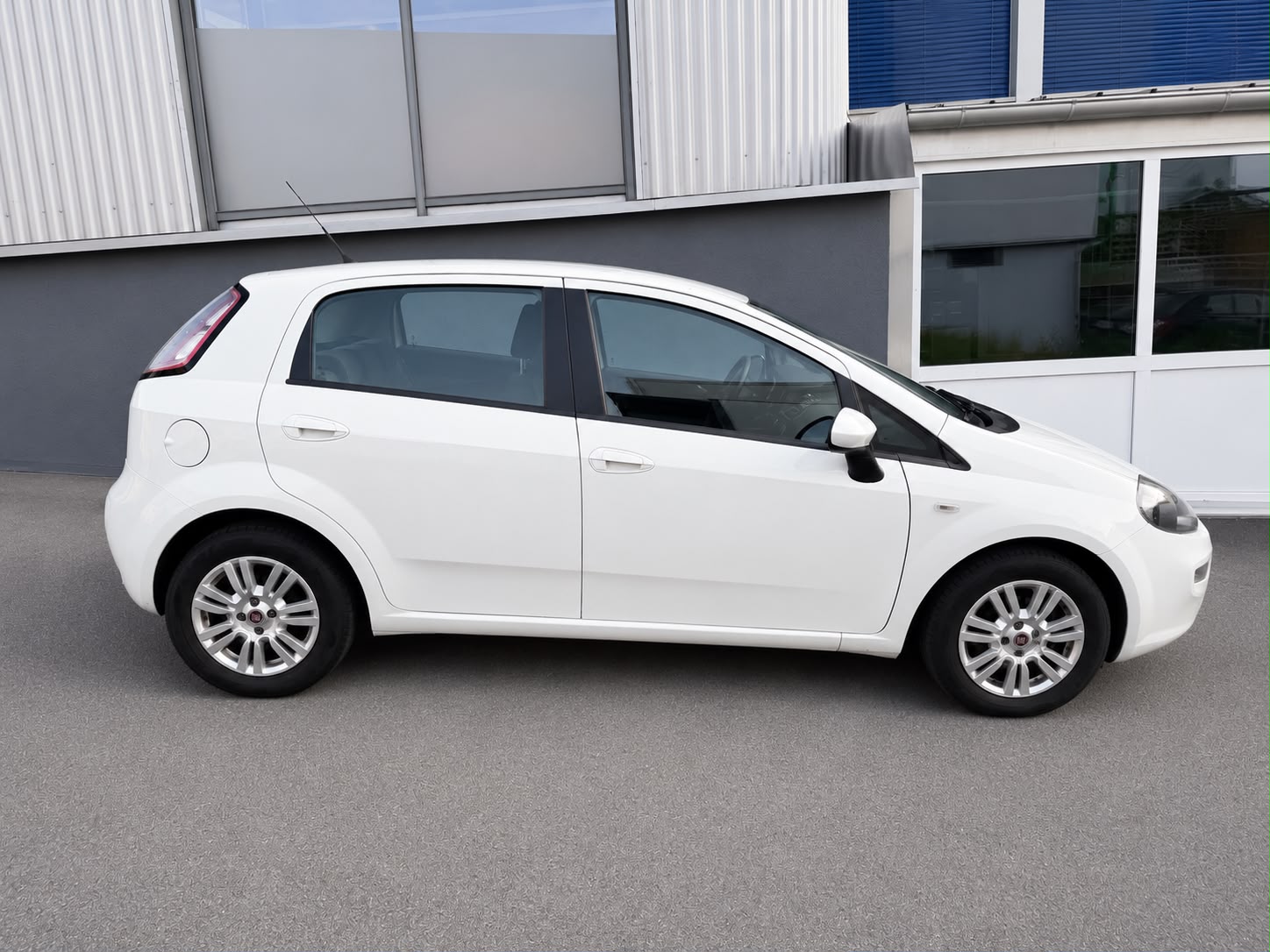 FIAT Punto 1.4 Lounge-image-4