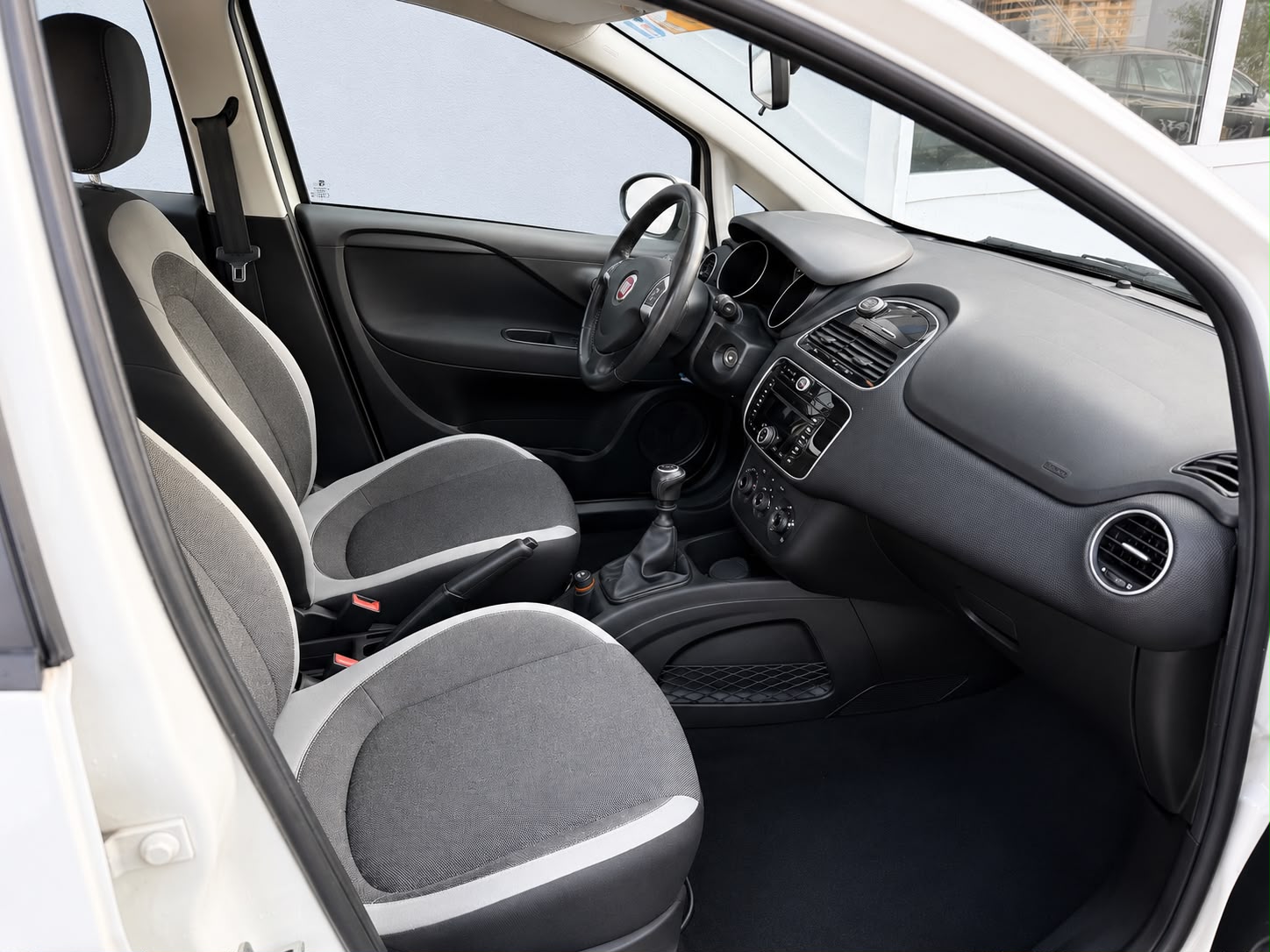FIAT Punto 1.4 Lounge-image-12