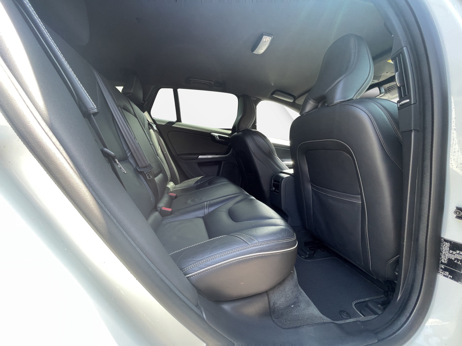 VOLVO V60 2.0 D4 Momentum R-Design S/S-image-16