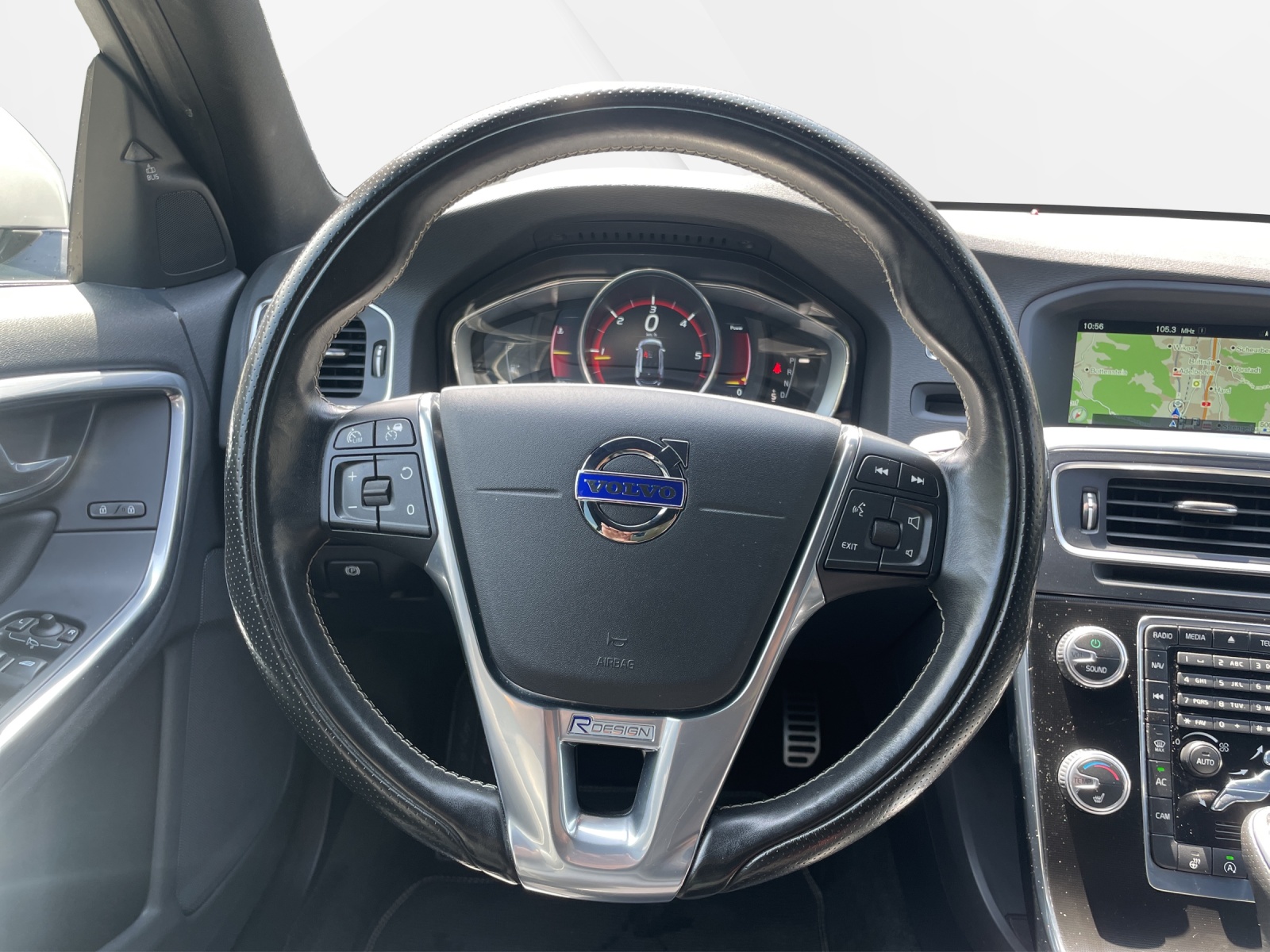 VOLVO V60 2.0 D4 Momentum R-Design S/S-image-11
