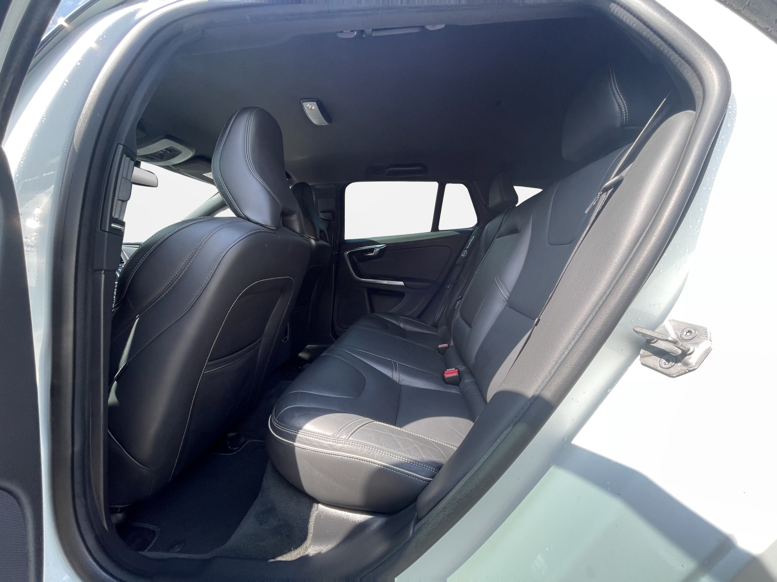VOLVO V60 2.0 D4 Momentum R-Design S/S-image-13