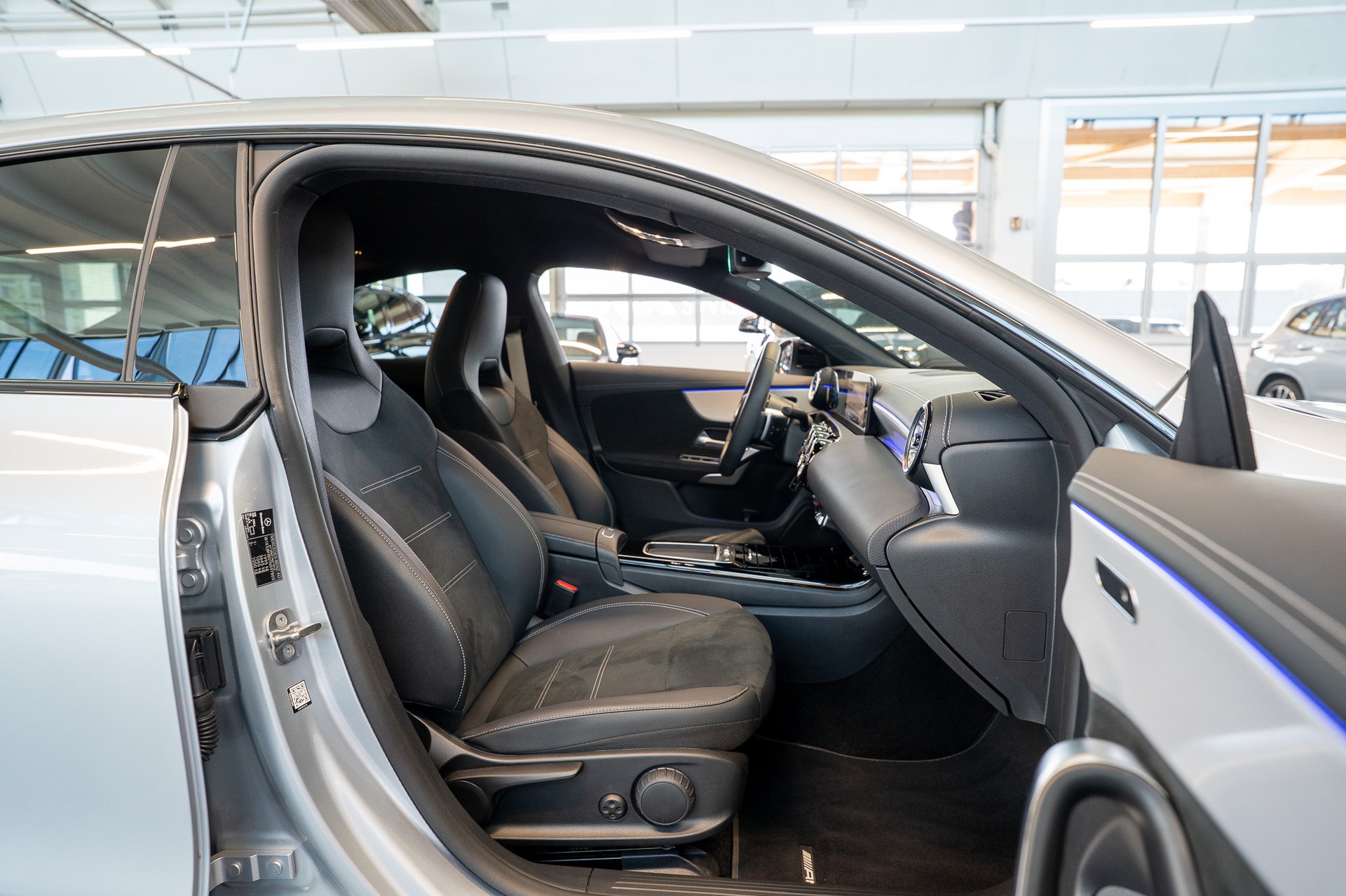 MERCEDES-BENZ CLA 200 AMG Line / Facelift / Rückfahrkamera / Ambientebeleuchtung-image-14