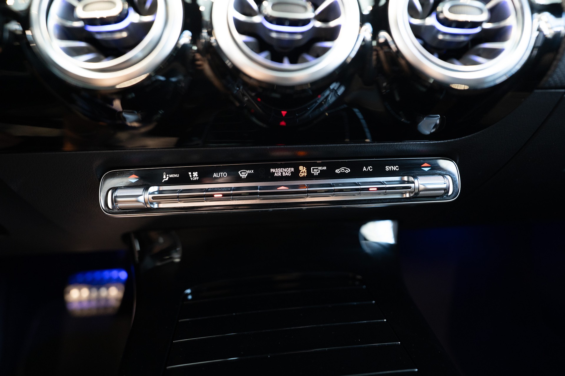 MERCEDES-BENZ CLA 200 AMG Line / Facelift / Rückfahrkamera / Ambientebeleuchtung-image-22