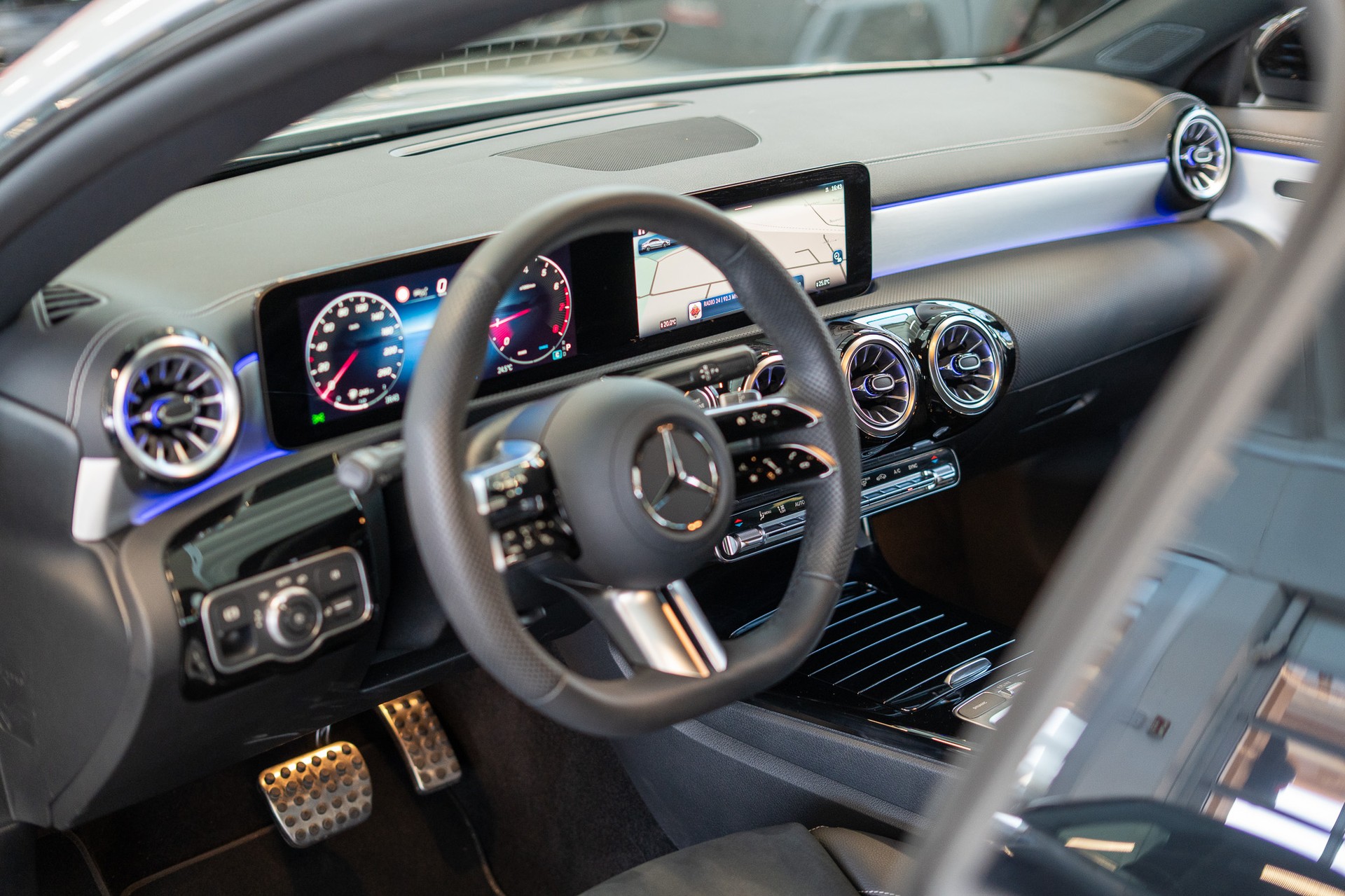 MERCEDES-BENZ CLA 200 AMG Line / Facelift / Rückfahrkamera / Ambientebeleuchtung-image-9