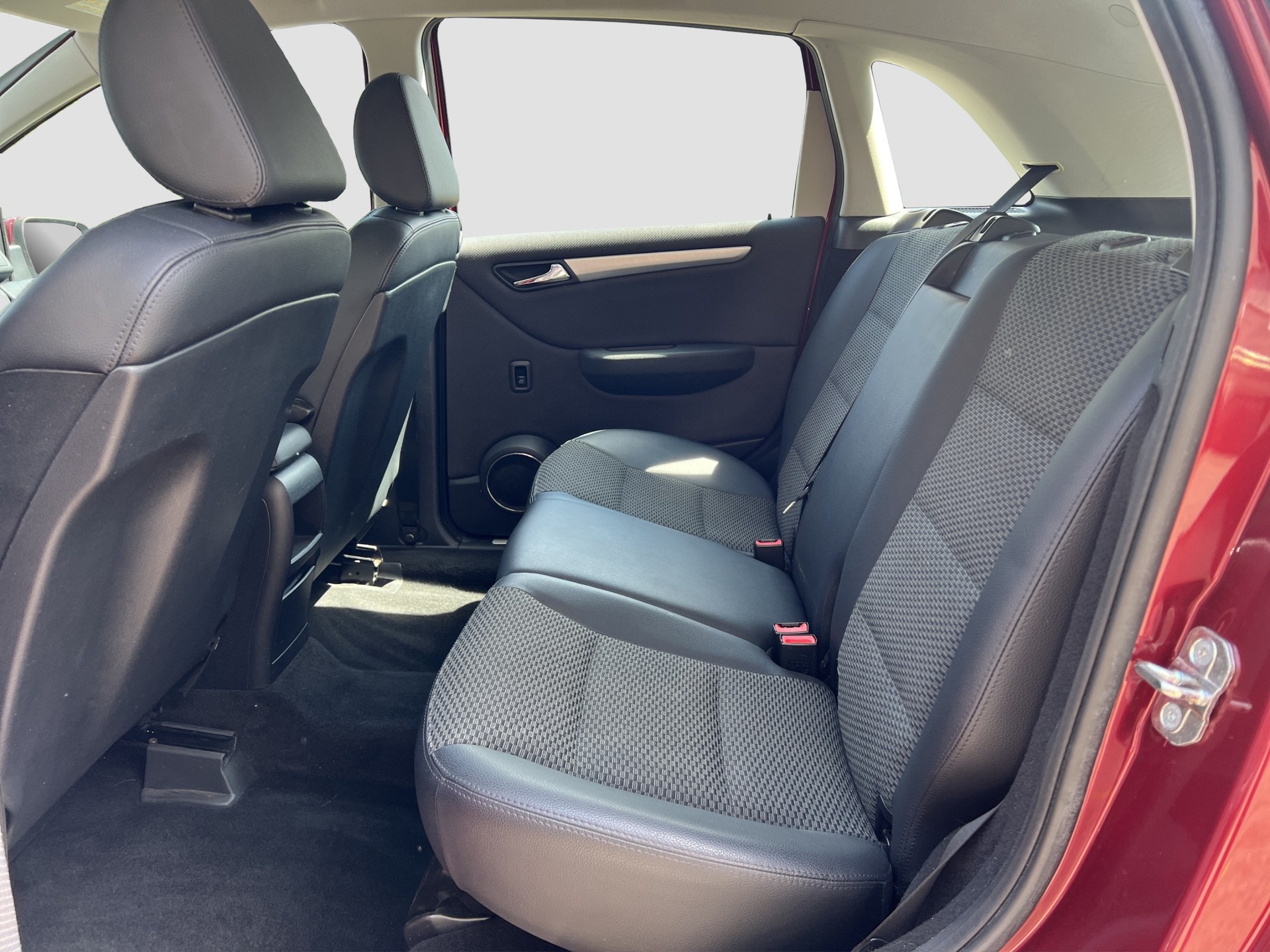 MERCEDES-BENZ B 180 Selection Autotronic-image-11