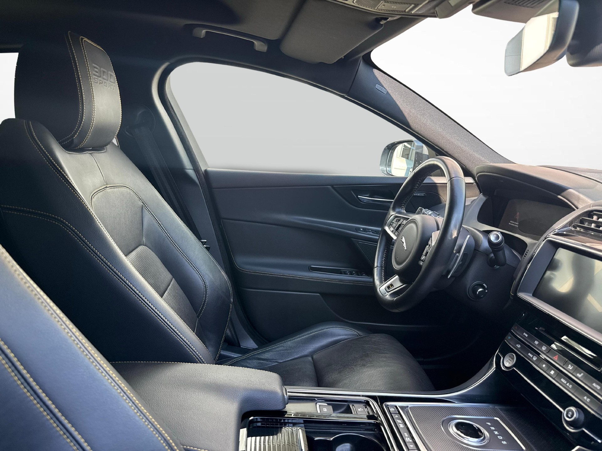 JAGUAR XE 2.0 T 300 Sport AWD-image-9