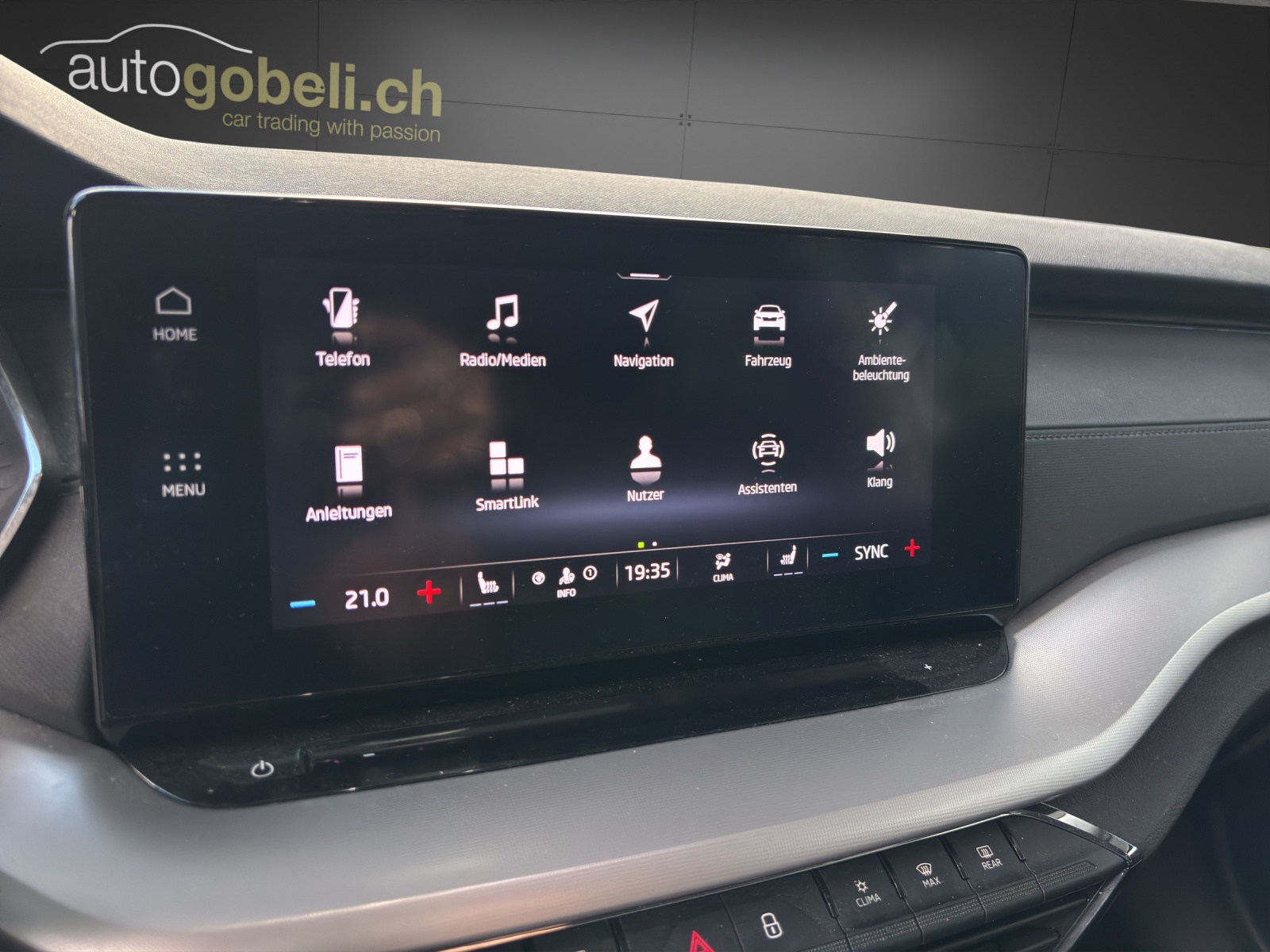 SKODA Octavia Combi 2.0 TDI DSG Ambition-image-9
