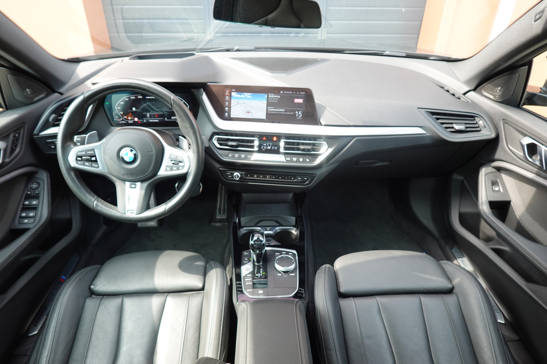 BMW M235i Gran Coupé xDrive - "CH Auto * Harman Kardon * Caméra * Tempomat Adaptatif * Service gratuit * Sièges Sport"-image-10
