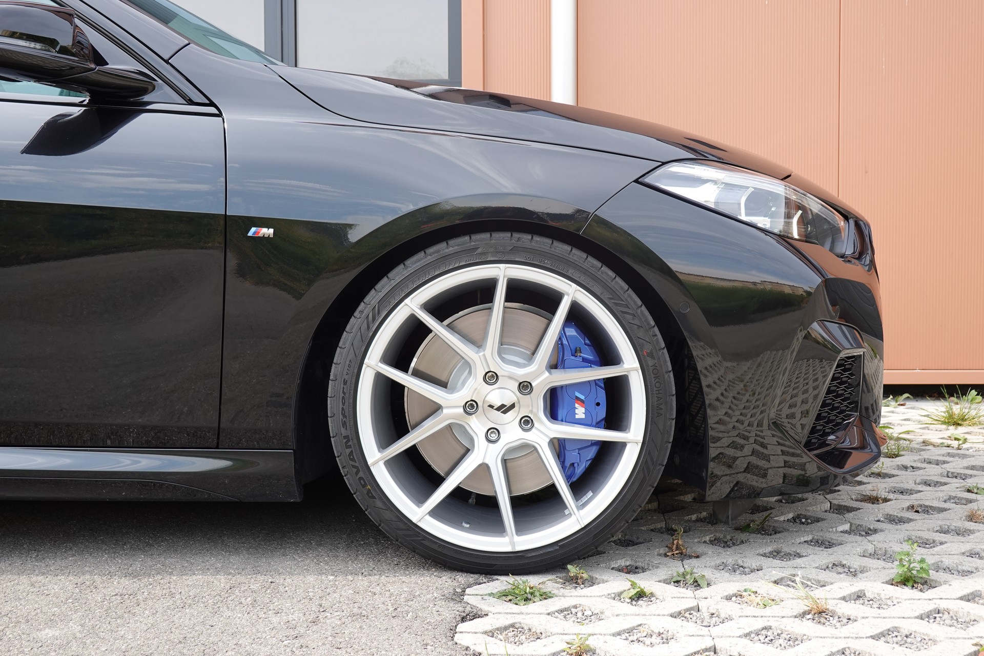 BMW M235i Gran Coupé xDrive - "CH Auto * Harman Kardon * Caméra * Tempomat Adaptatif * Service gratuit * Sièges Sport"-image-4