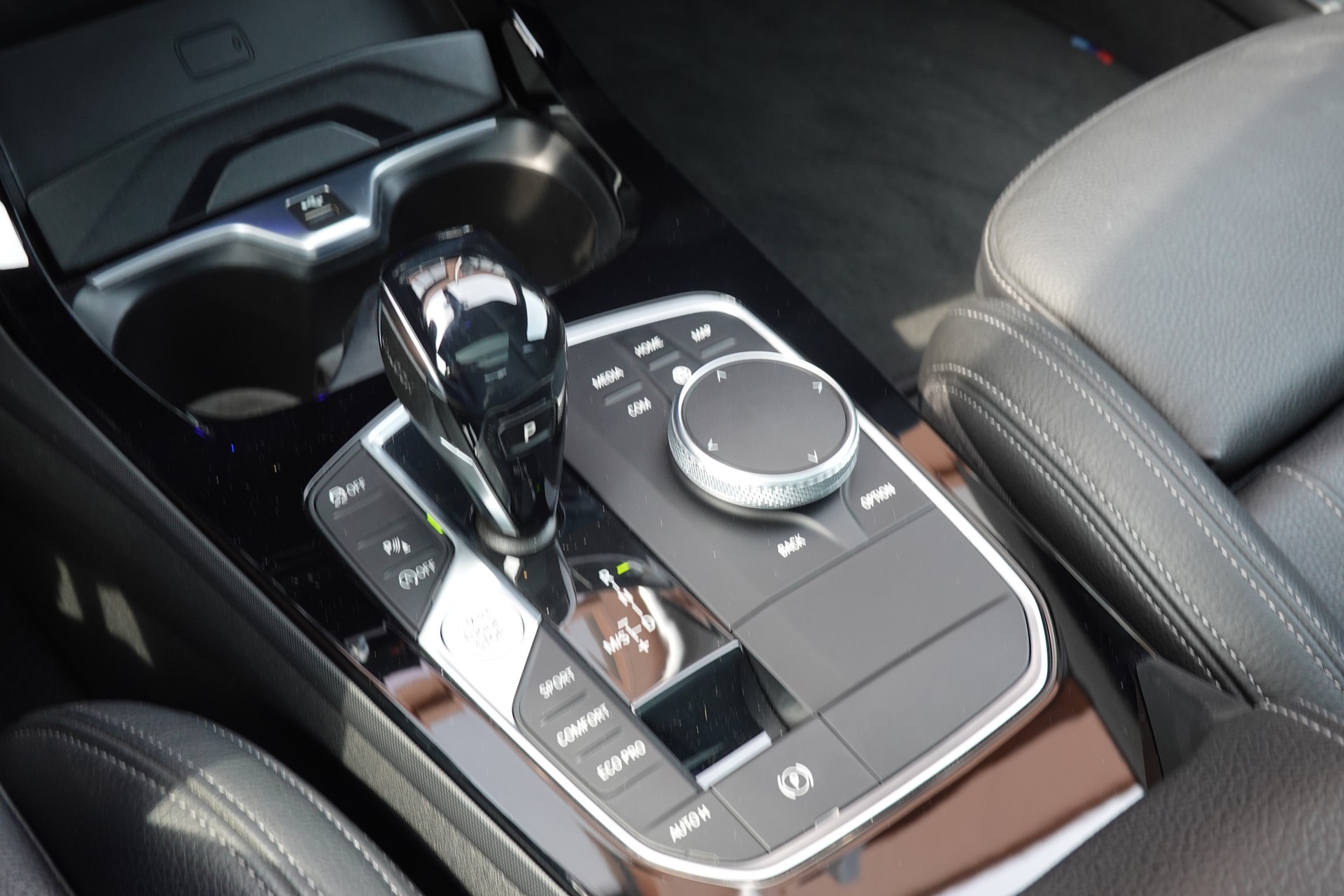 BMW M235i Gran Coupé xDrive - "CH Auto * Harman Kardon * Caméra * Tempomat Adaptatif * Service gratuit * Sièges Sport"-image-18