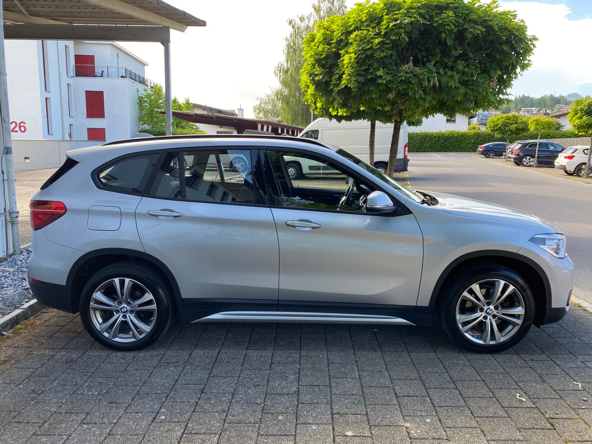 BMW 18d xDrive-image-1