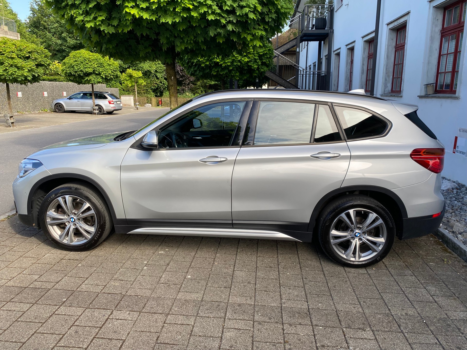 BMW 18d xDrive-image-2