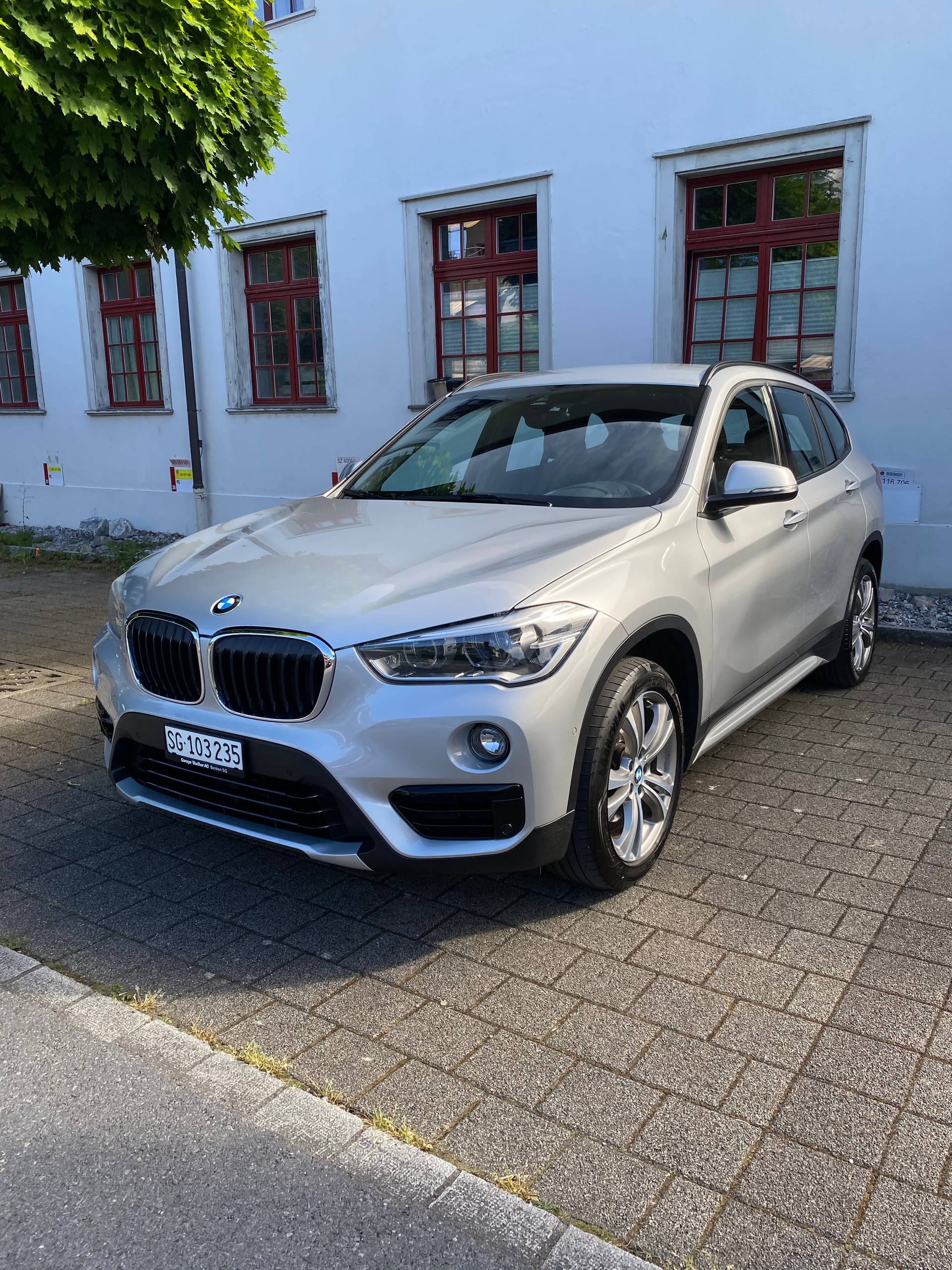 BMW 18d xDrive-image-0