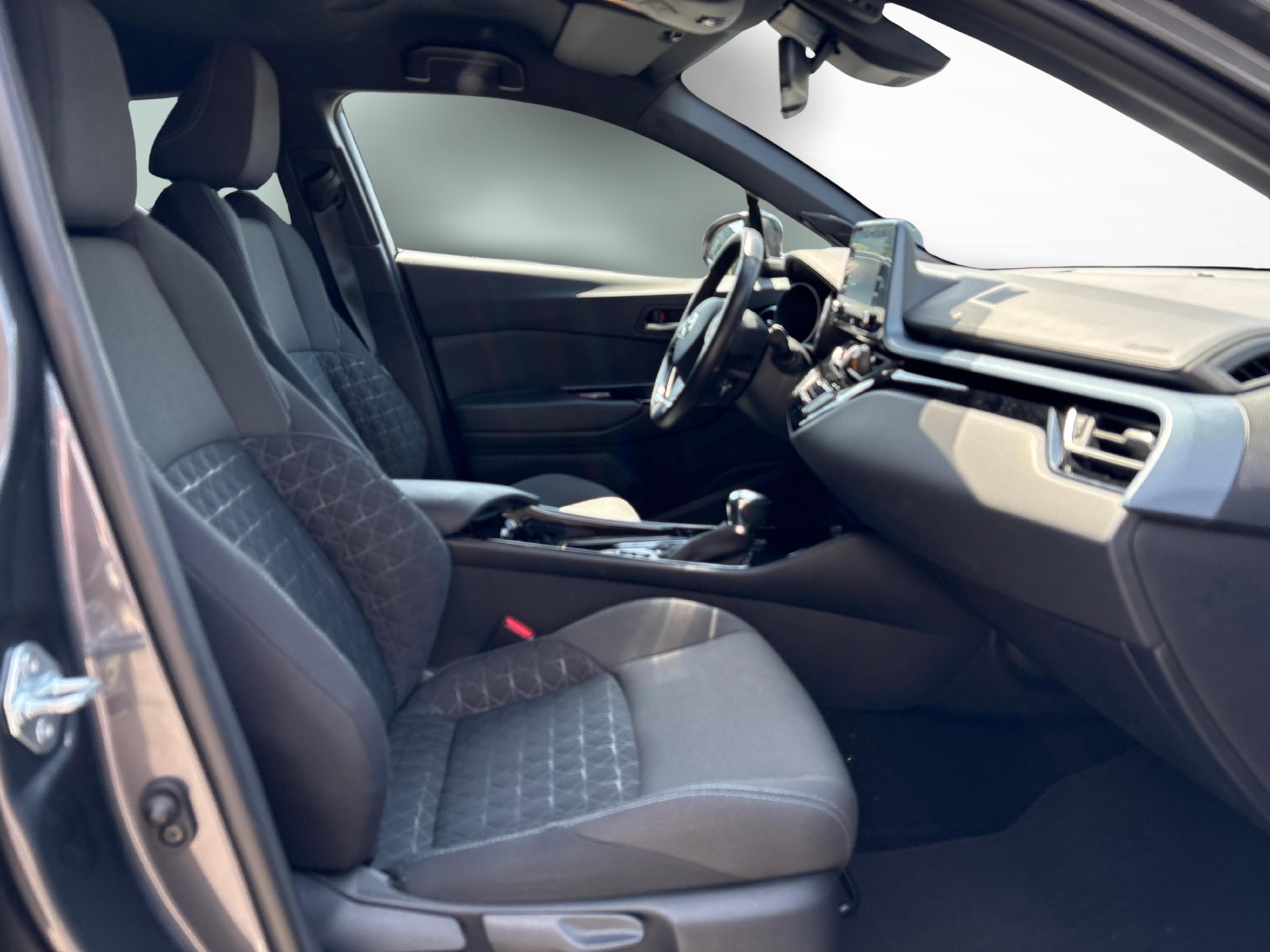 TOYOTA C-HR 2.0 VVTi HSD Trend-image-9