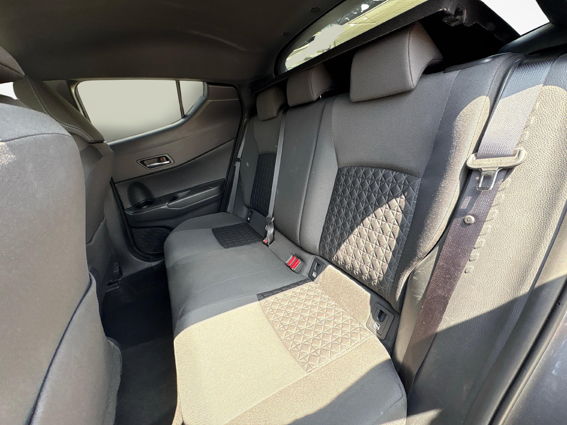 TOYOTA C-HR 2.0 VVTi HSD Trend-image-10