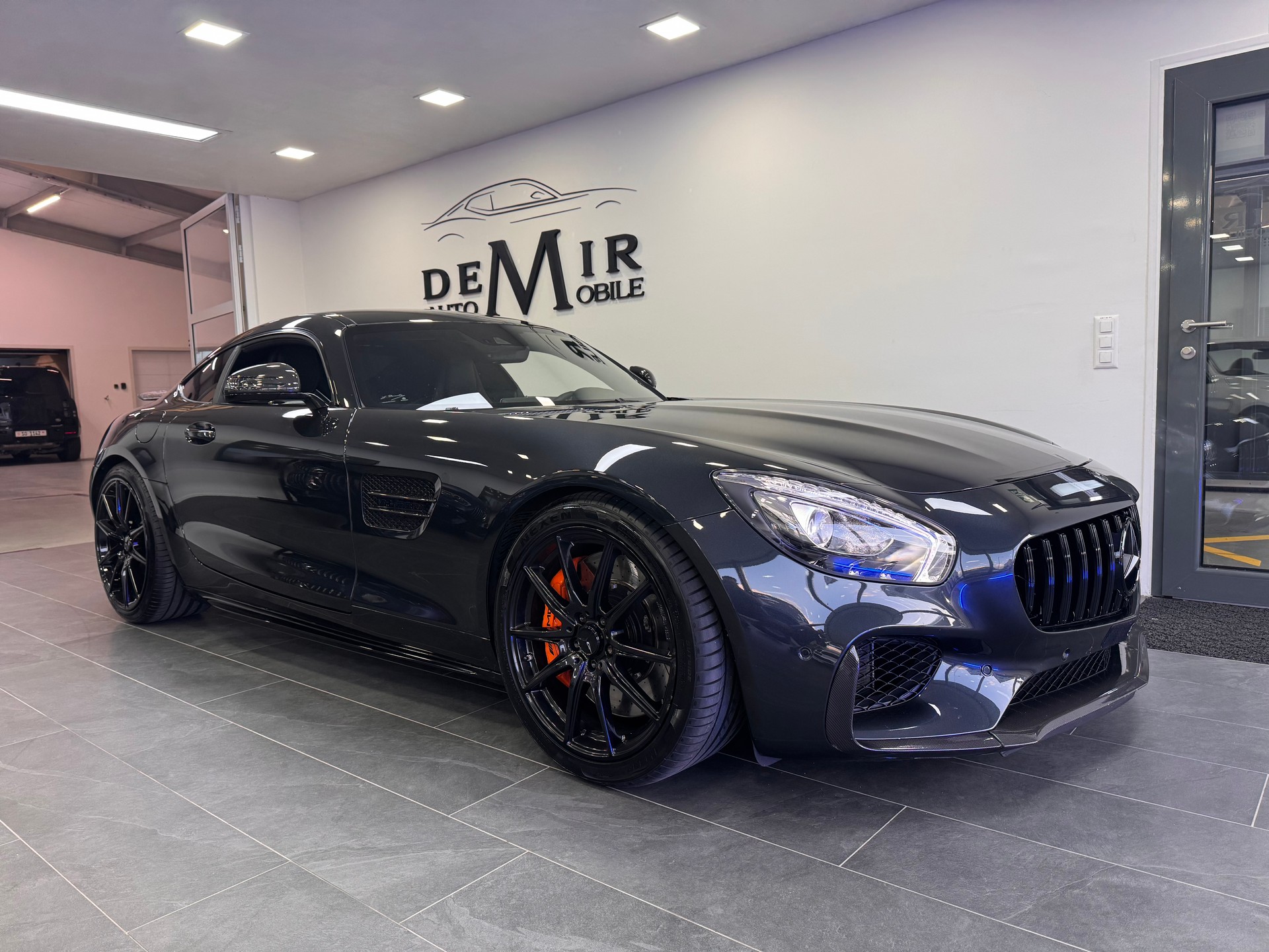 MERCEDES-BENZ AMG GT S Speedshift DCT *Performance Sitze / Panorama / Burmester / Carbon / Night-Paket / CH-Fahrzeug*-image-2