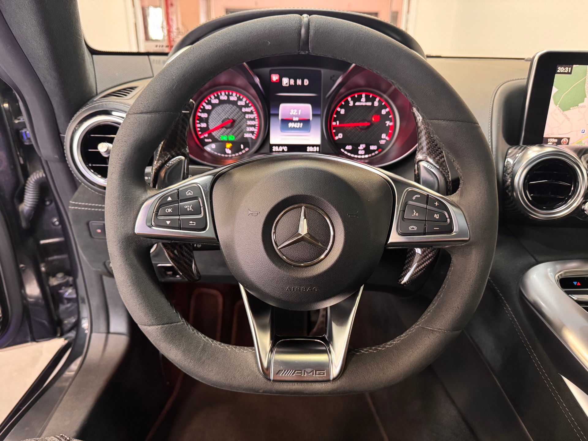 MERCEDES-BENZ AMG GT S Speedshift DCT *Performance Sitze / Panorama / Burmester / Carbon / Night-Paket / CH-Fahrzeug*-image-10