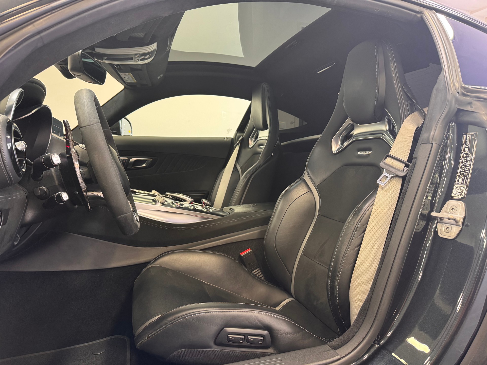 MERCEDES-BENZ AMG GT S Speedshift DCT *Performance Sitze / Panorama / Burmester / Carbon / Night-Paket / CH-Fahrzeug*-image-7