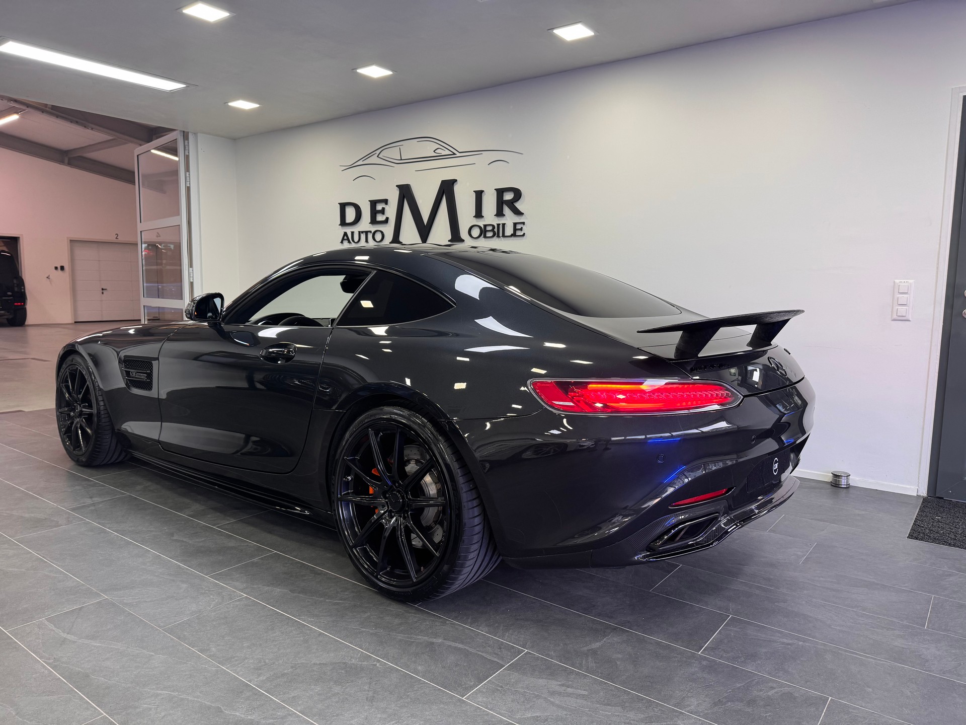 MERCEDES-BENZ AMG GT S Speedshift DCT *Performance Sitze / Panorama / Burmester / Carbon / Night-Paket / CH-Fahrzeug*-image-5